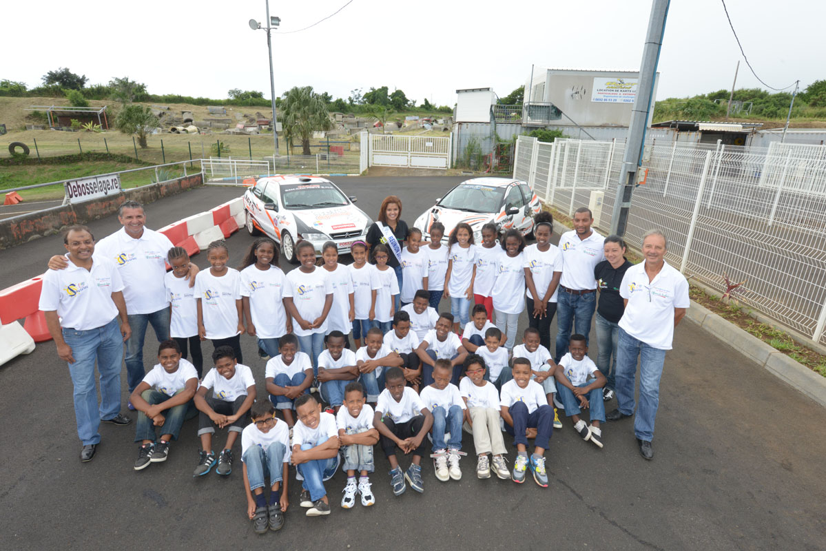 <center>Les VIM  de 1000 Sourires  découvrent le Rallye <br>avec le champion Malik Unia  et Miss Réunion