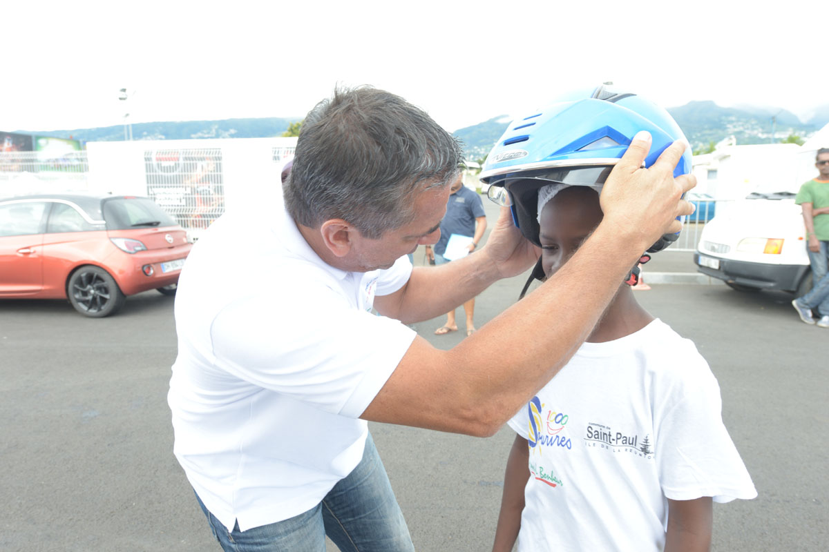 <center>Les VIM  de 1000 Sourires  découvrent le Rallye <br>avec le champion Malik Unia  et Miss Réunion