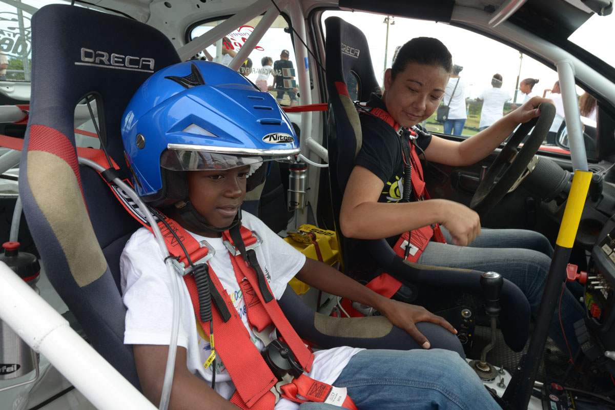 <center>Les VIM  de 1000 Sourires  découvrent le Rallye <br>avec le champion Malik Unia  et Miss Réunion