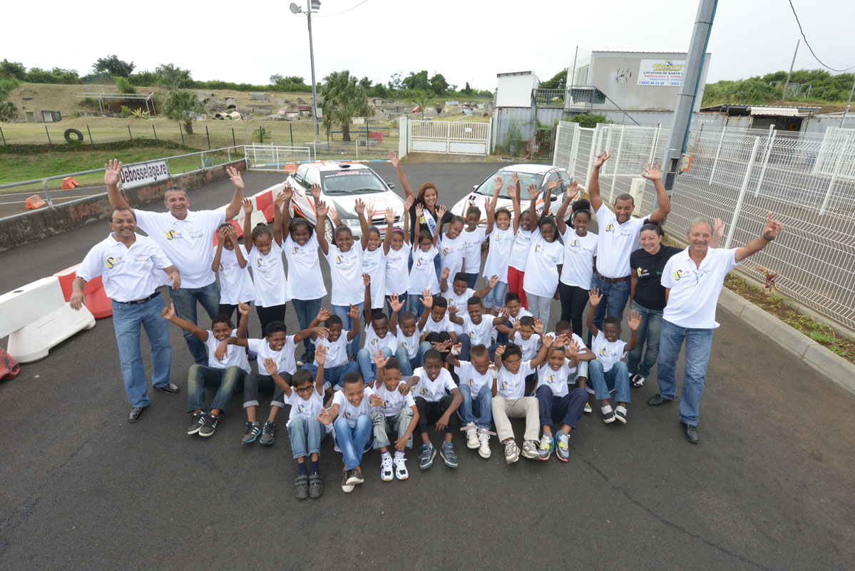 <center>Les VIM  de 1000 Sourires  découvrent le Rallye <br>avec le champion Malik Unia  et Miss Réunion