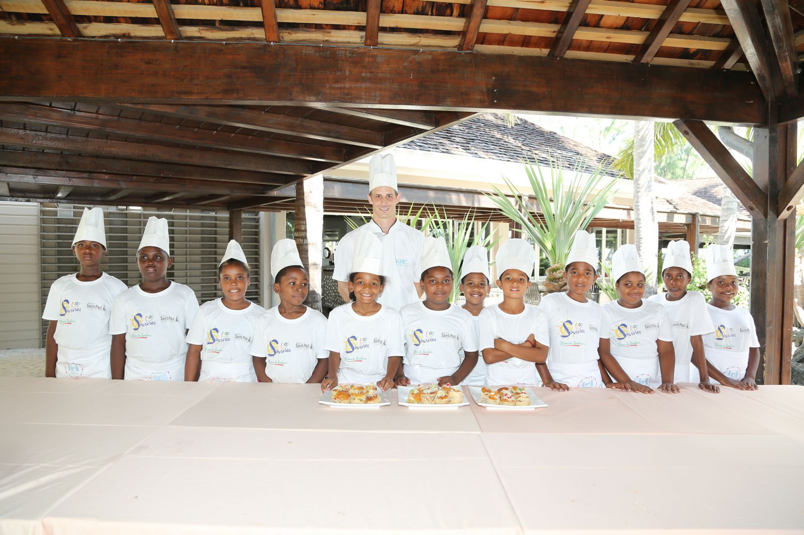 <center> Les p'tits chefs  de 1000 Sourires<br>  découvrent le Lux* Ile de la Réunion
