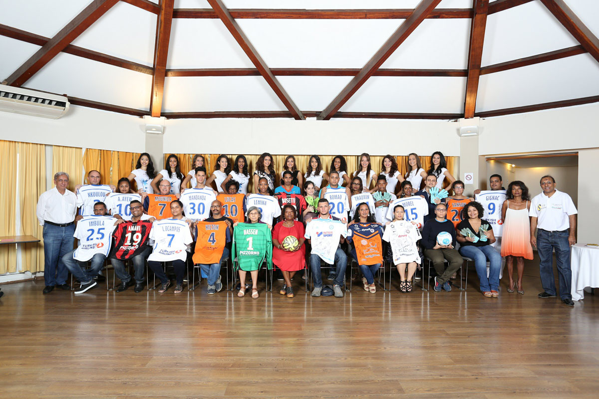 Tous les lauréats des cadeaux ramenés de l'OM, du Montpellier HSC et de l'OGC Nice au Mercure Créolia en compagnie des douze candidates à l'élection Miss Réunion 2015 .