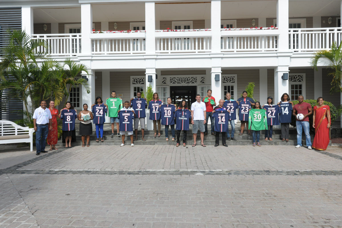 Les gagnants des cadeaux du Paris Saint-Germain ont été récompensés au Lux Île de la Réunion par le gardien de but parisien Nicolas Douchez, invité prestige de 1000 Sourires à la Réunion.