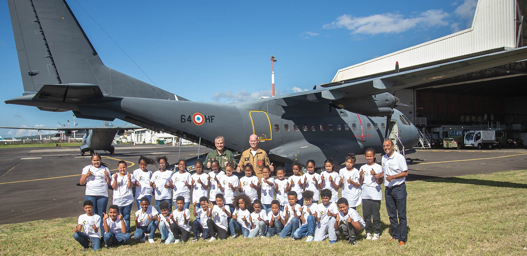 <center>90 ans de l’Armée de l’Air et de l’Espace : <br>un baptême de l’air en CASA pour <br>les marmailles de 1000 Sourires avec un ex-pilote de la Patrouille de France  <center>90 ans de l’Armée de l’Air et de l’Espace : <br>un baptême de l’air en CASA pour <br>les marmailles de 1000 Sourires avec un ex-pilote de la Patrouille de France