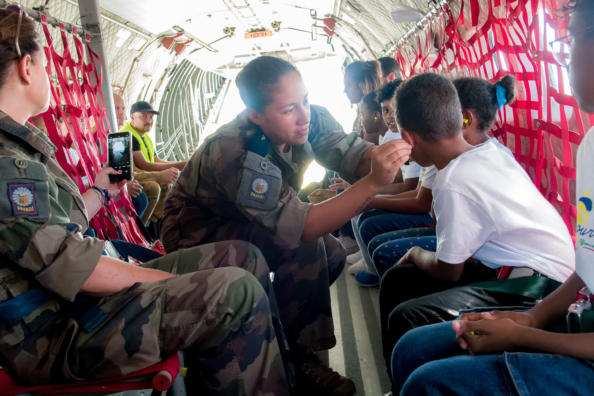 <center>90 ans de l’Armée de l’Air et de l’Espace : <br>un baptême de l’air en CASA pour <br>les marmailles de 1000 Sourires avec un ex-pilote de la Patrouille de France  <center>90 ans de l’Armée de l’Air et de l’Espace : <br>un baptême de l’air en CASA pour <br>les marmailles de 1000 Sourires avec un ex-pilote de la Patrouille de France