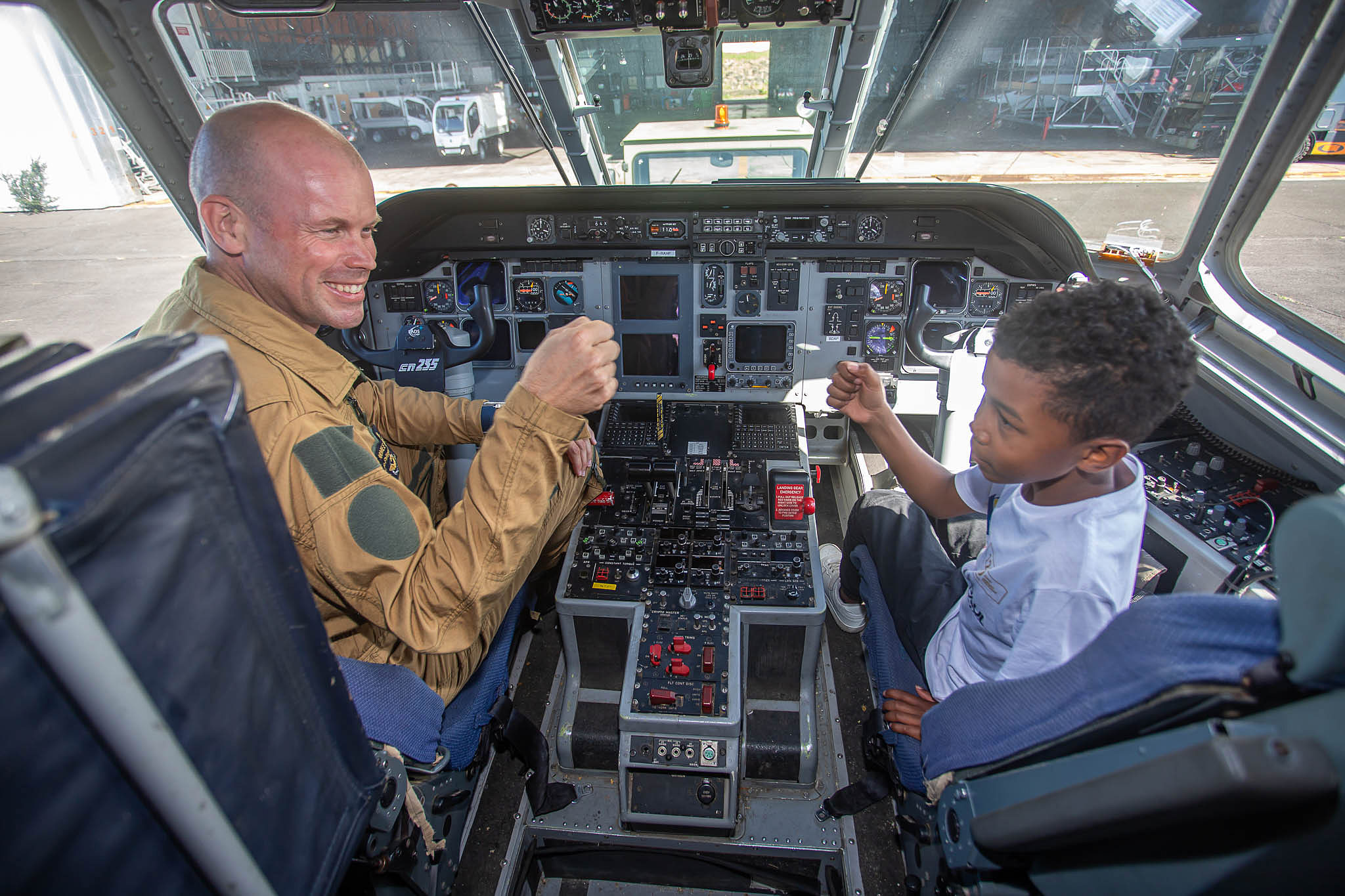<center>90 ans de l’Armée de l’Air et de l’Espace : <br>un baptême de l’air en CASA pour <br>les marmailles de 1000 Sourires avec un ex-pilote de la Patrouille de France  <center>90 ans de l’Armée de l’Air et de l’Espace : <br>un baptême de l’air en CASA pour <br>les marmailles de 1000 Sourires avec un ex-pilote de la Patrouille de France