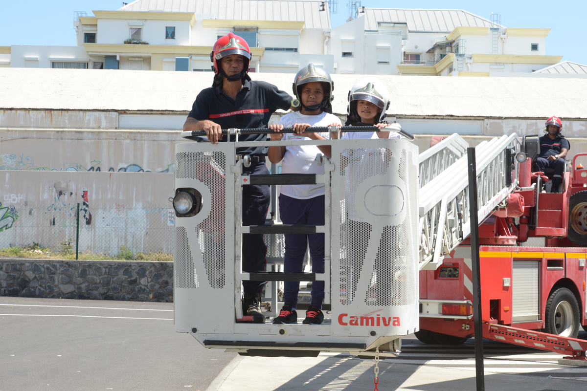 <center>Journée citoyenne  pour les VIM de 1000 Sourires <br>  avec les pompiers du SDIS et Miss Réunion 2015