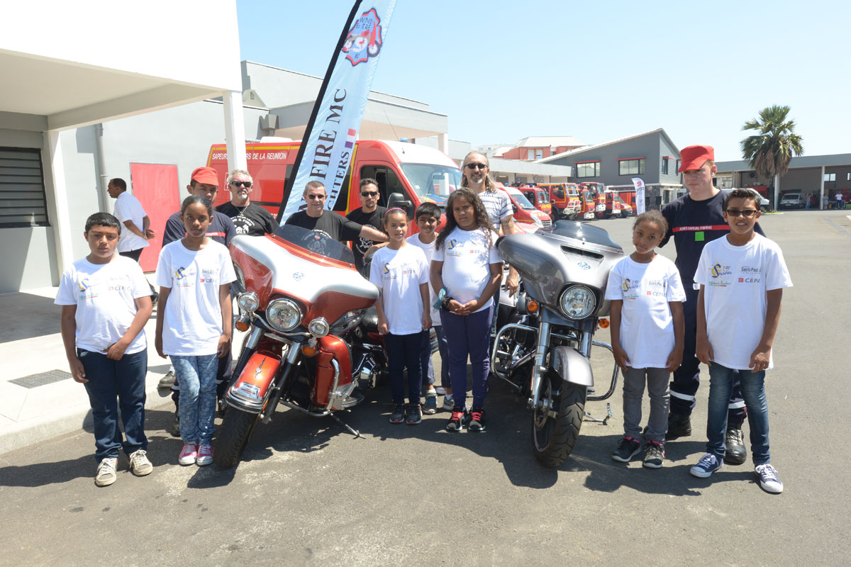 <center>Journée citoyenne  pour les VIM de 1000 Sourires <br>  avec les pompiers du SDIS et Miss Réunion 2015