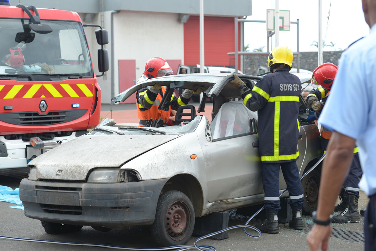 <center>Journée citoyenne  pour les VIM de 1000 Sourires <br>  avec les pompiers du SDIS et Miss Réunion 2015