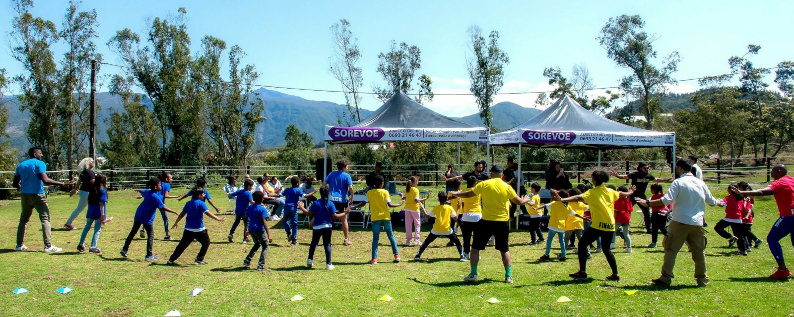 <center>Les marmailles de 1000 Sourires participent à un « Mascarena Kids »  avec les finalistes de l’émission, Moustache Kréol, le Journal d’une Bridée     et l’Illusionniste Vadrame Clair  <center>Les marmailles de 1000 Sourires participent à un « Mascarena Kids »  avec les finalistes de l’émission, Moustache Kréol, le Journal d’une Bridée     et l’Illusionniste Vadrame Clair
