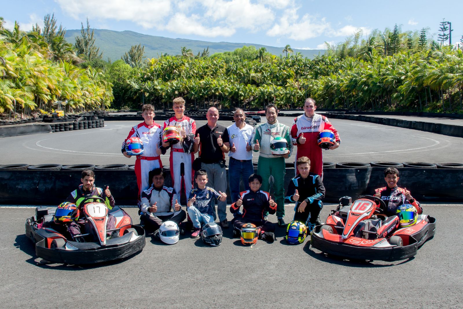 <center>Association 1000 Sourires : les marmailles s’initient au karting avec des champions de La Réunion