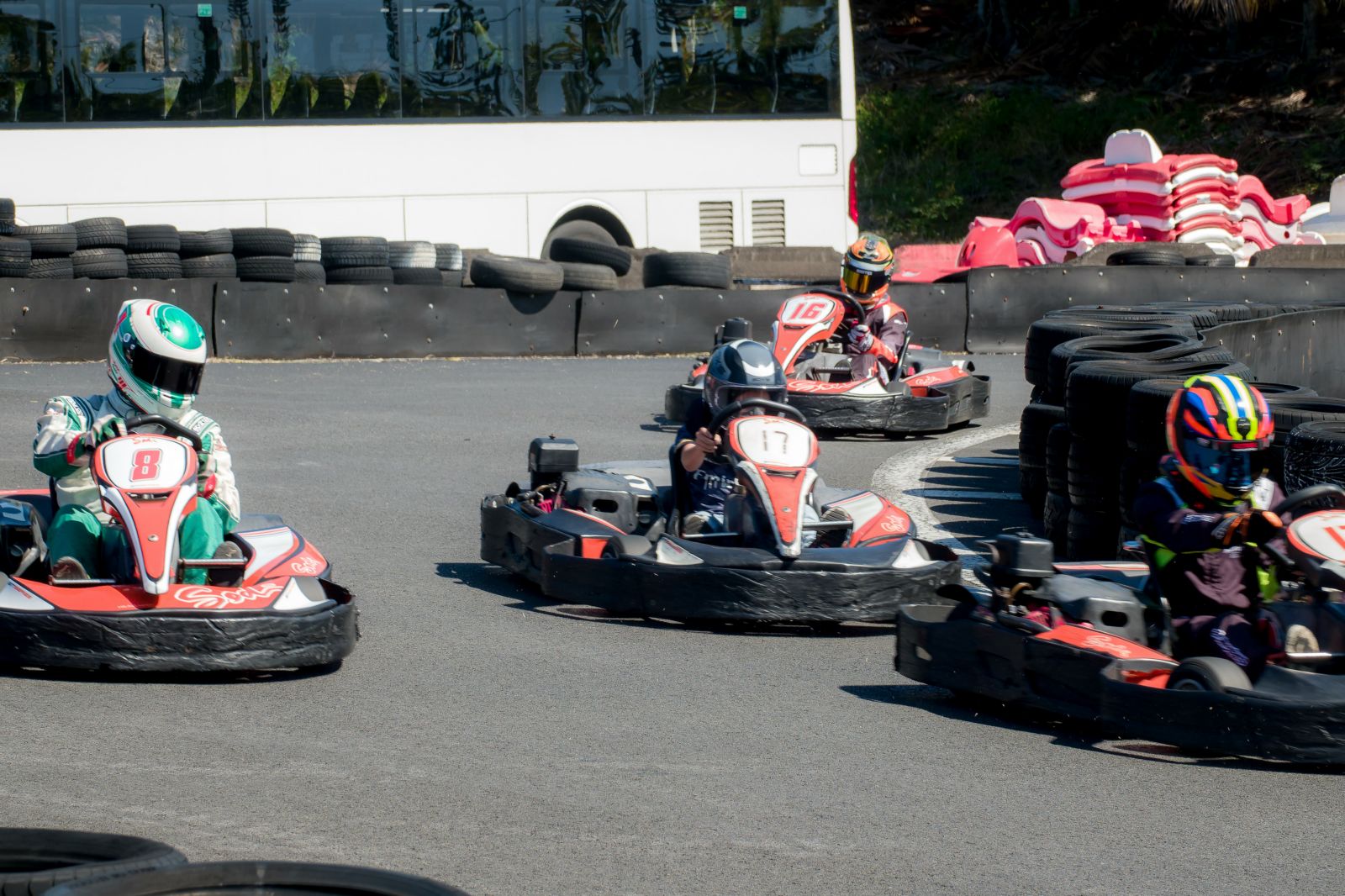 <center>Association 1000 Sourires : les marmailles s’initient au karting avec des champions de La Réunion