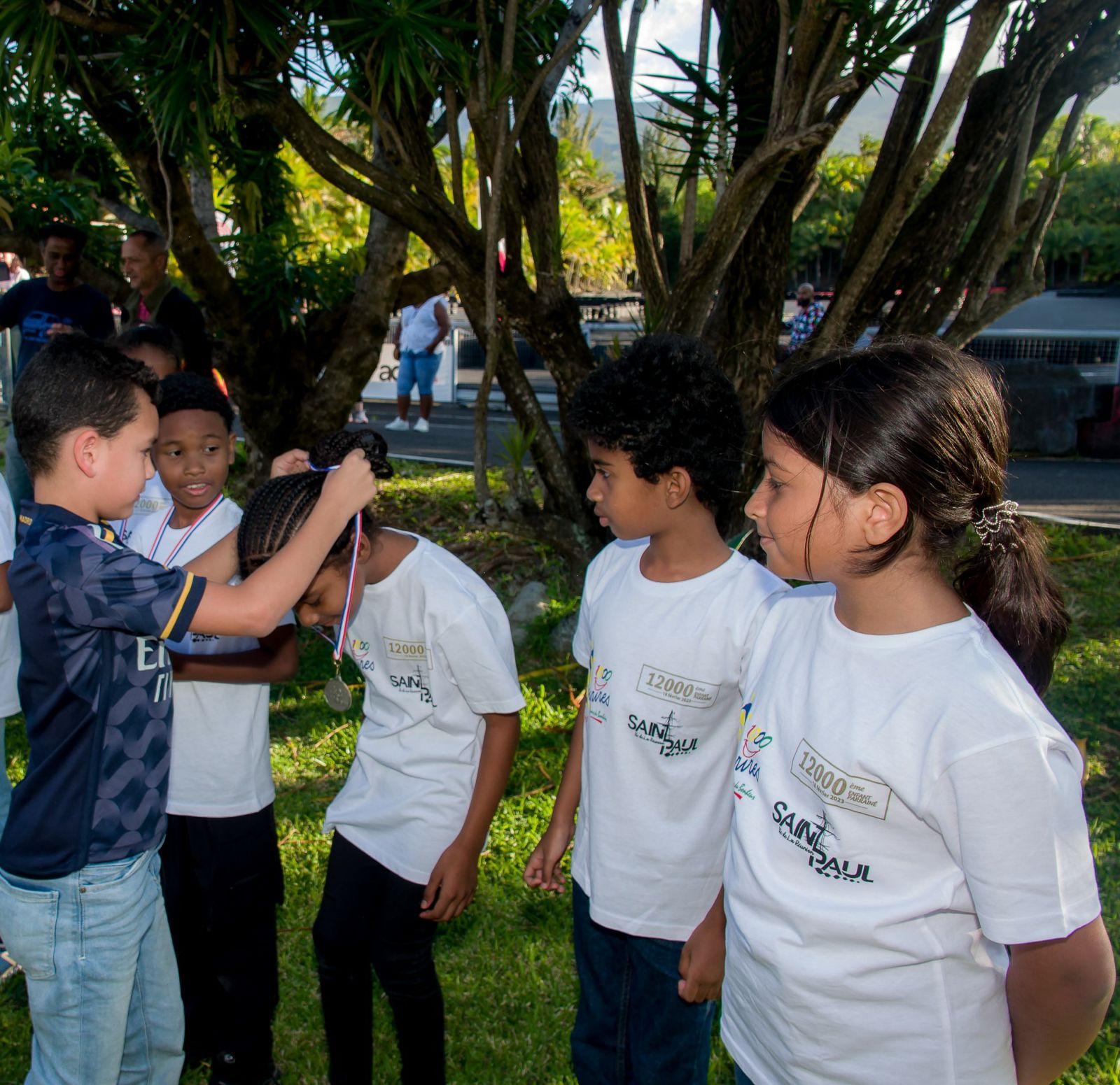 <center>Association 1000 Sourires : les marmailles s’initient au karting avec des champions de La Réunion