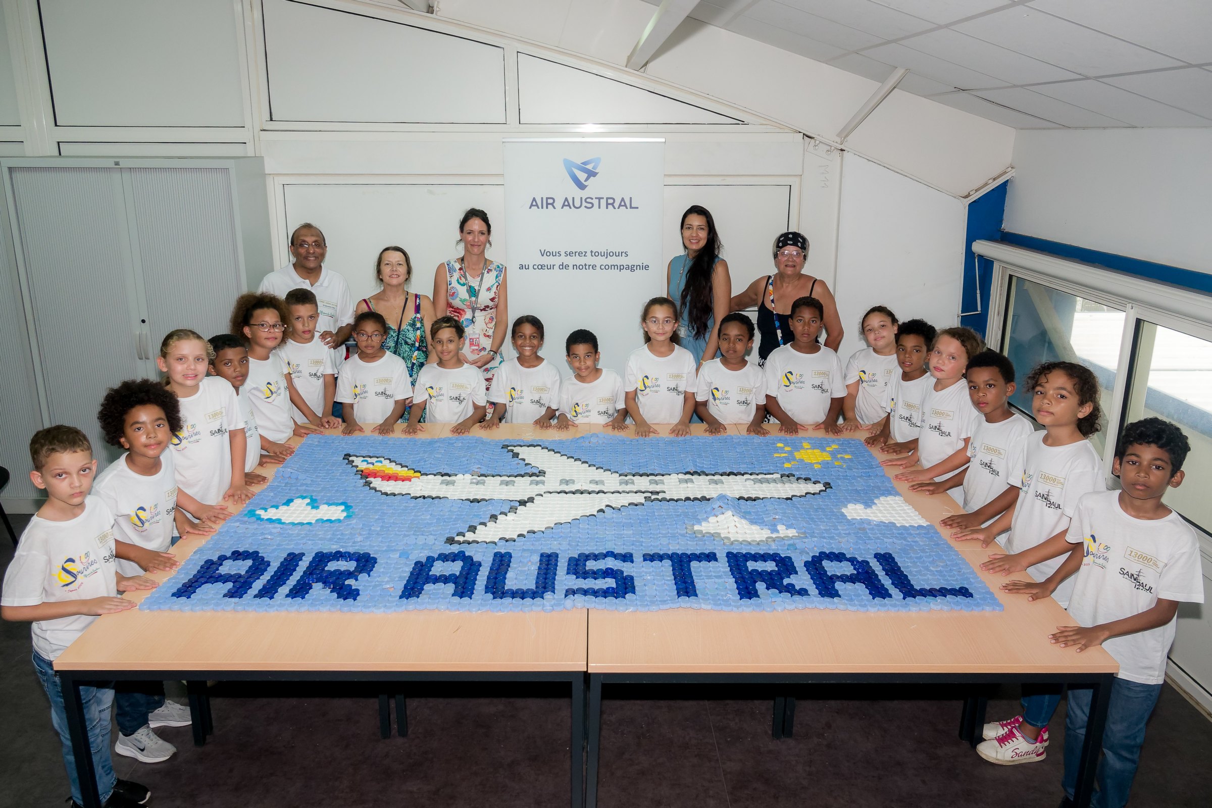 <center>Les marmailles de 1000 Sourires réalisent une fresque de plus de 5000 bouchons pour Air Austral <center>Les marmailles de 1000 Sourires réalisent une fresque de plus de 5000 bouchons pour Air Austral
