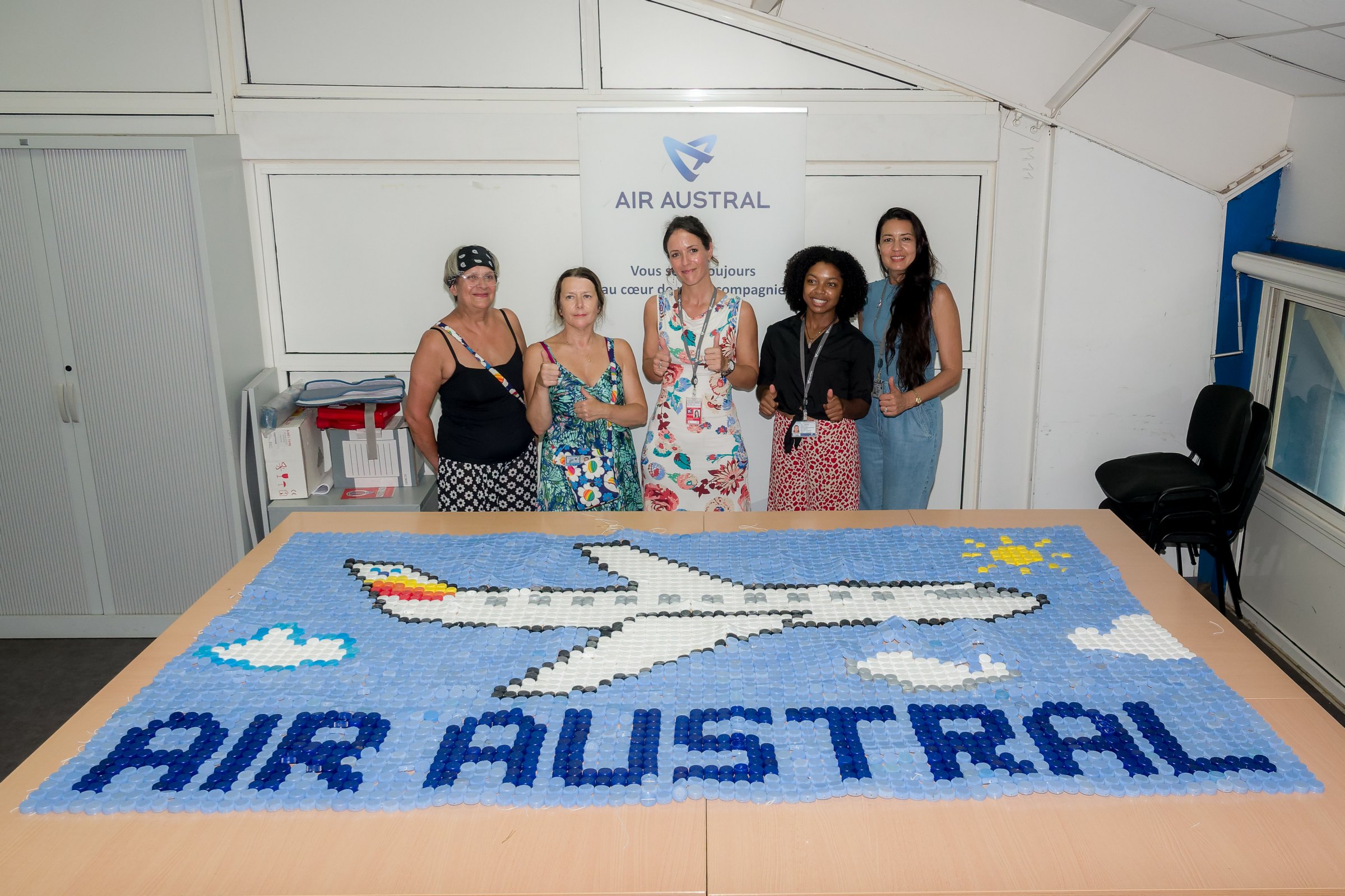 <center>Les marmailles de 1000 Sourires réalisent une fresque de plus de 5000 bouchons pour Air Austral <center>Les marmailles de 1000 Sourires réalisent une fresque de plus de 5000 bouchons pour Air Austral