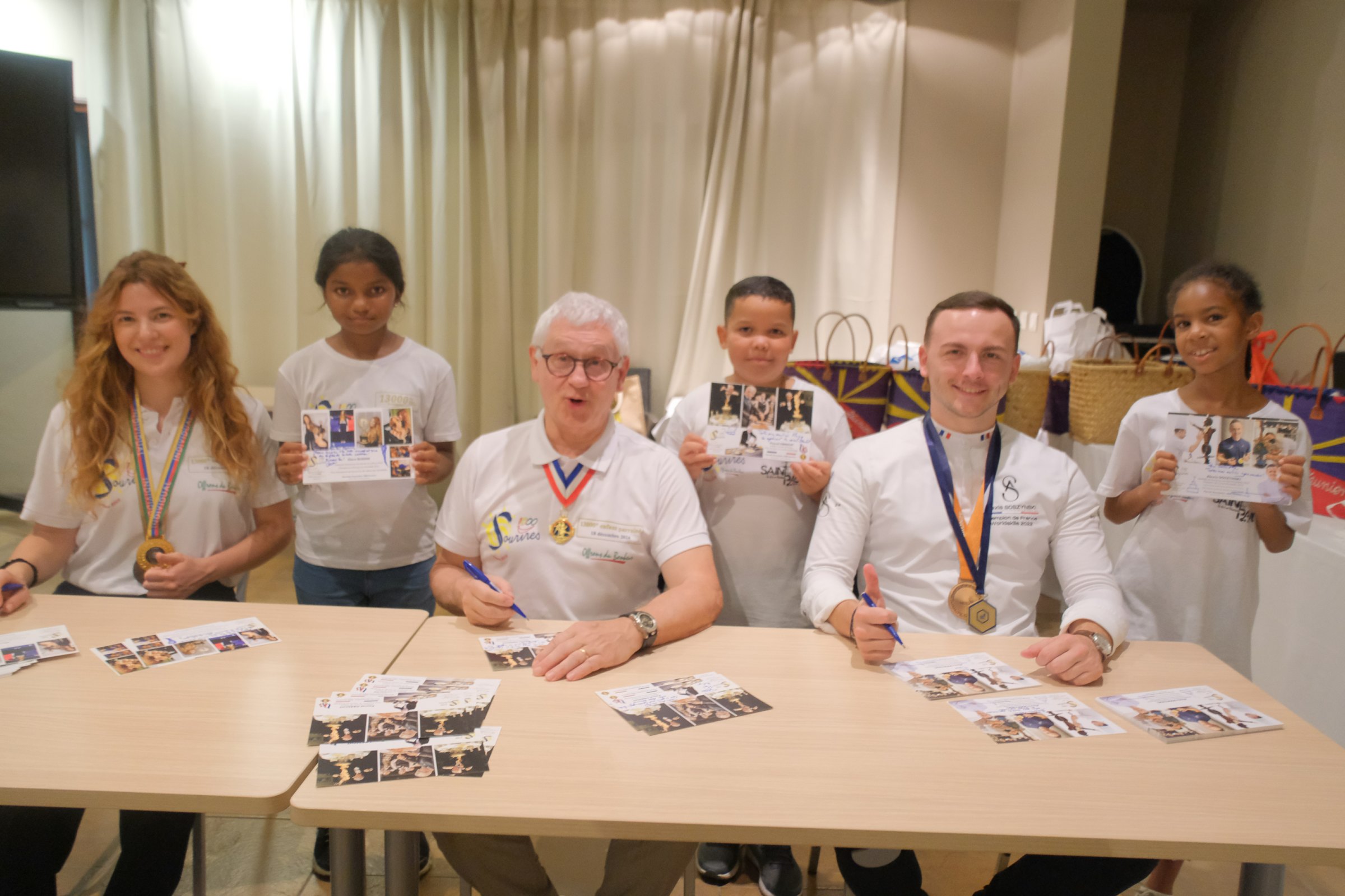 <center>Une journée 5 étoiles au Palm Hôtel pour<br> les marmailles de 1000 Sourires avec un MOF, <br>un pâtissier-chocolatier et une championne du monde de coiffure <center>Une journée 5 étoiles au Palm Hôtel pour<br> les marmailles de 1000 Sourires avec un MOF, <br>un pâtissier-chocolatier et une championne du monde de coiffure