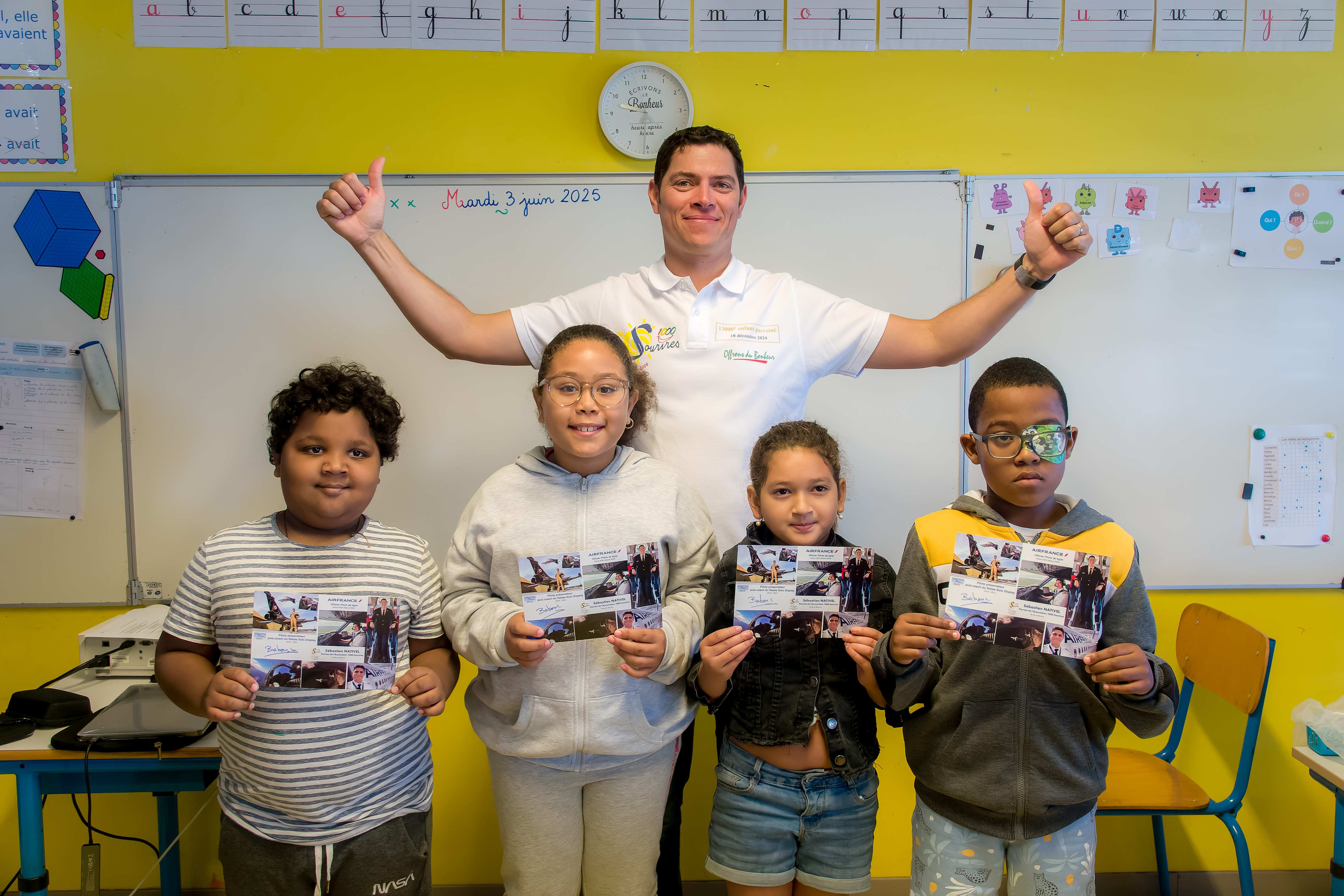 <center> Le pilote réunionnais Sébastien  Nativel « Babouc » <br>fait rêver des petits saint-paulois <center> Le pilote réunionnais Sébastien  Nativel « Babouc » <br>fait rêver des petits saint-paulois