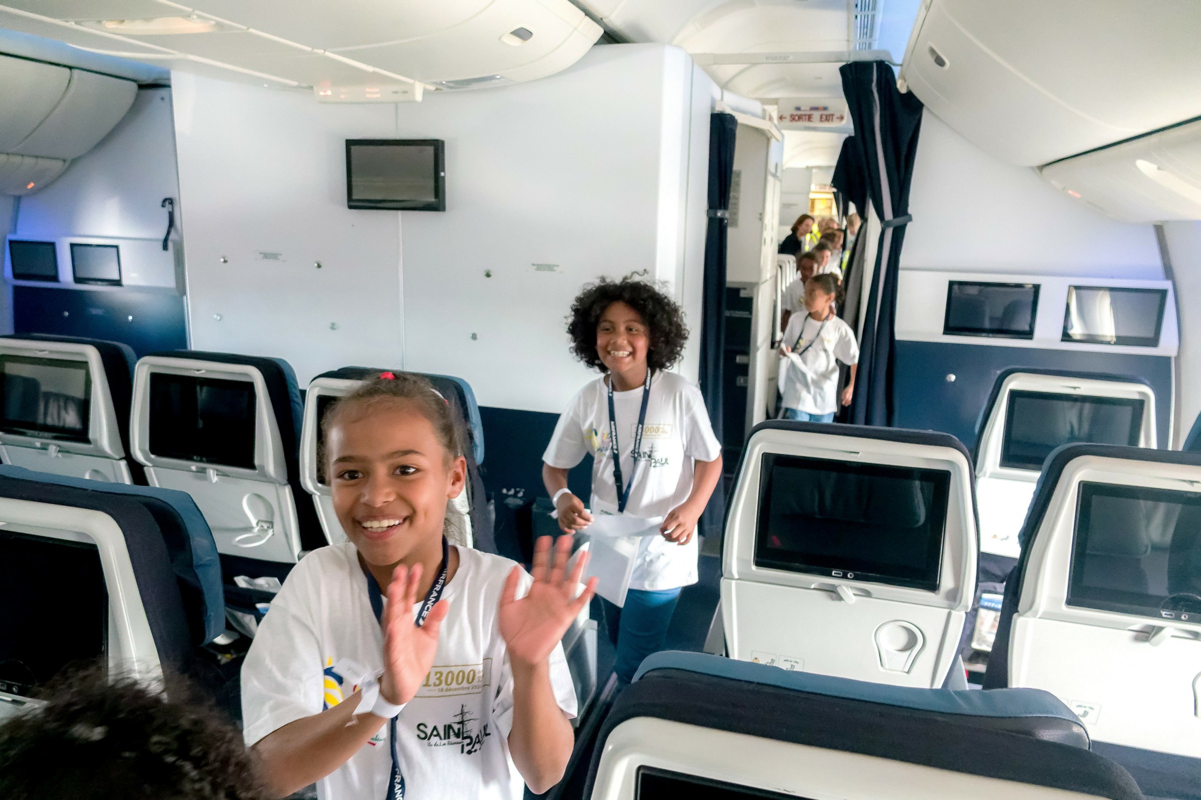 <center>Avec le pilote Sébastien Nativel,  1000 Sourires et Air France ouvrent les portes du ciel aux marmailles