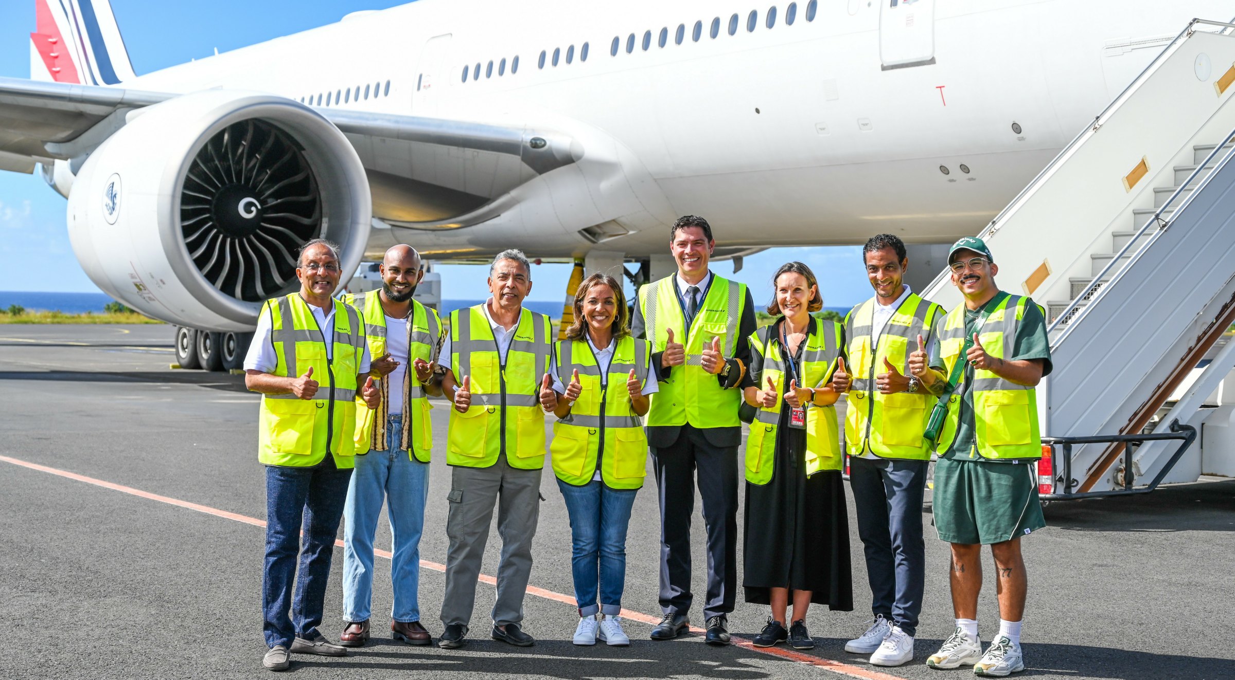 <center>Avec le pilote Sébastien Nativel,  1000 Sourires et Air France ouvrent les portes du ciel aux marmailles