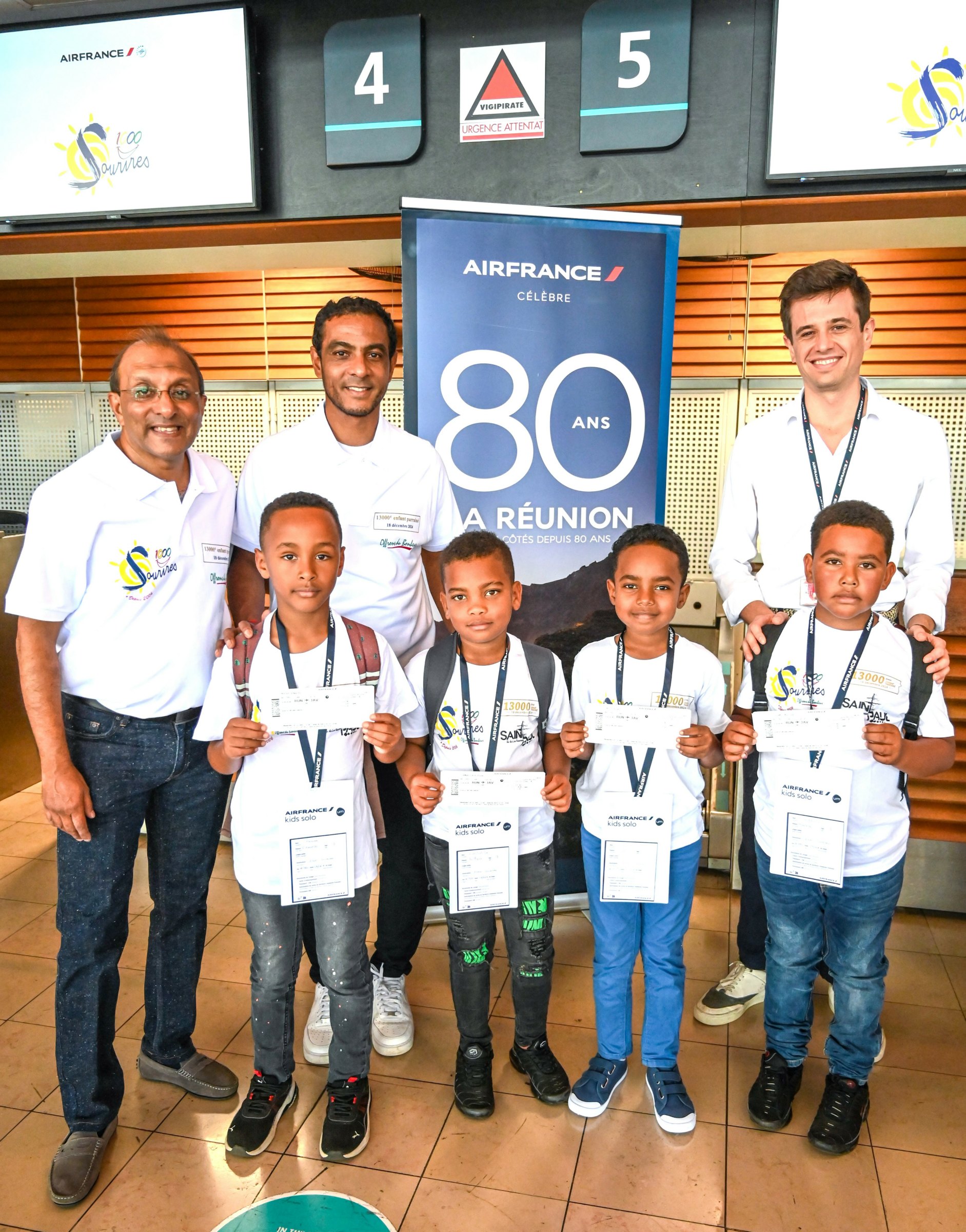 <center>Avec le pilote Sébastien Nativel,  1000 Sourires et Air France ouvrent les portes du ciel aux marmailles