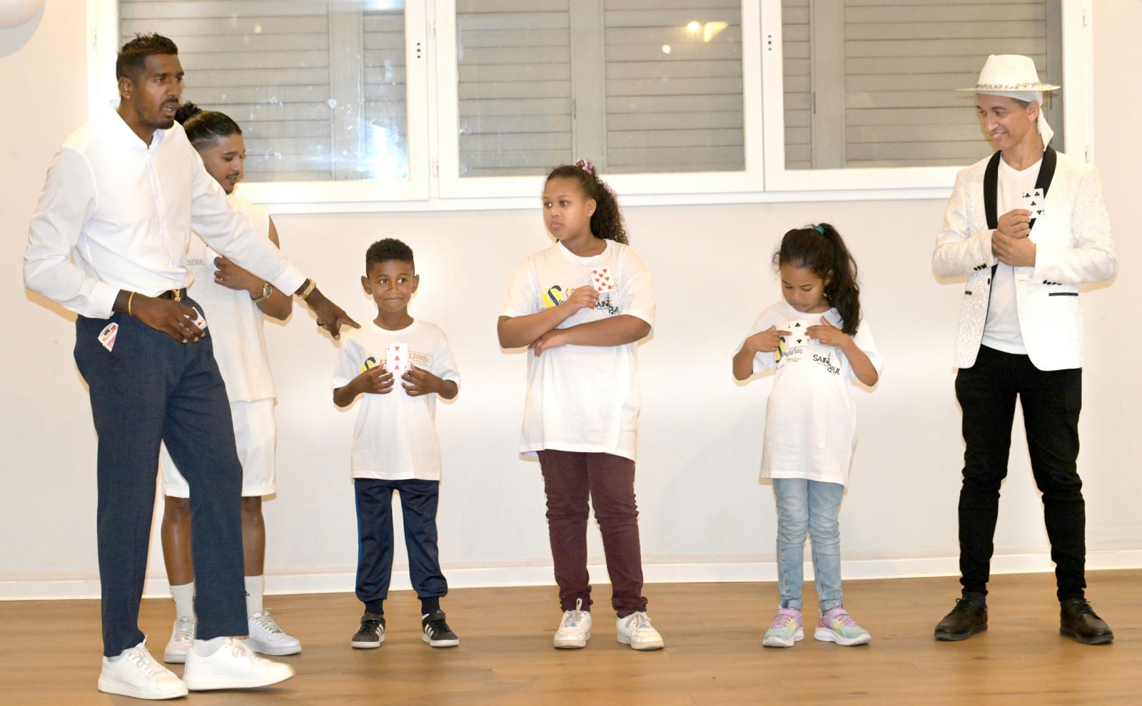 <center>Magie et danse au LUX Saint-Gilles* <br>Vadrame Clair, Julinho et François Dal’s enchantent <br>les marmailles de 1000 Sourires