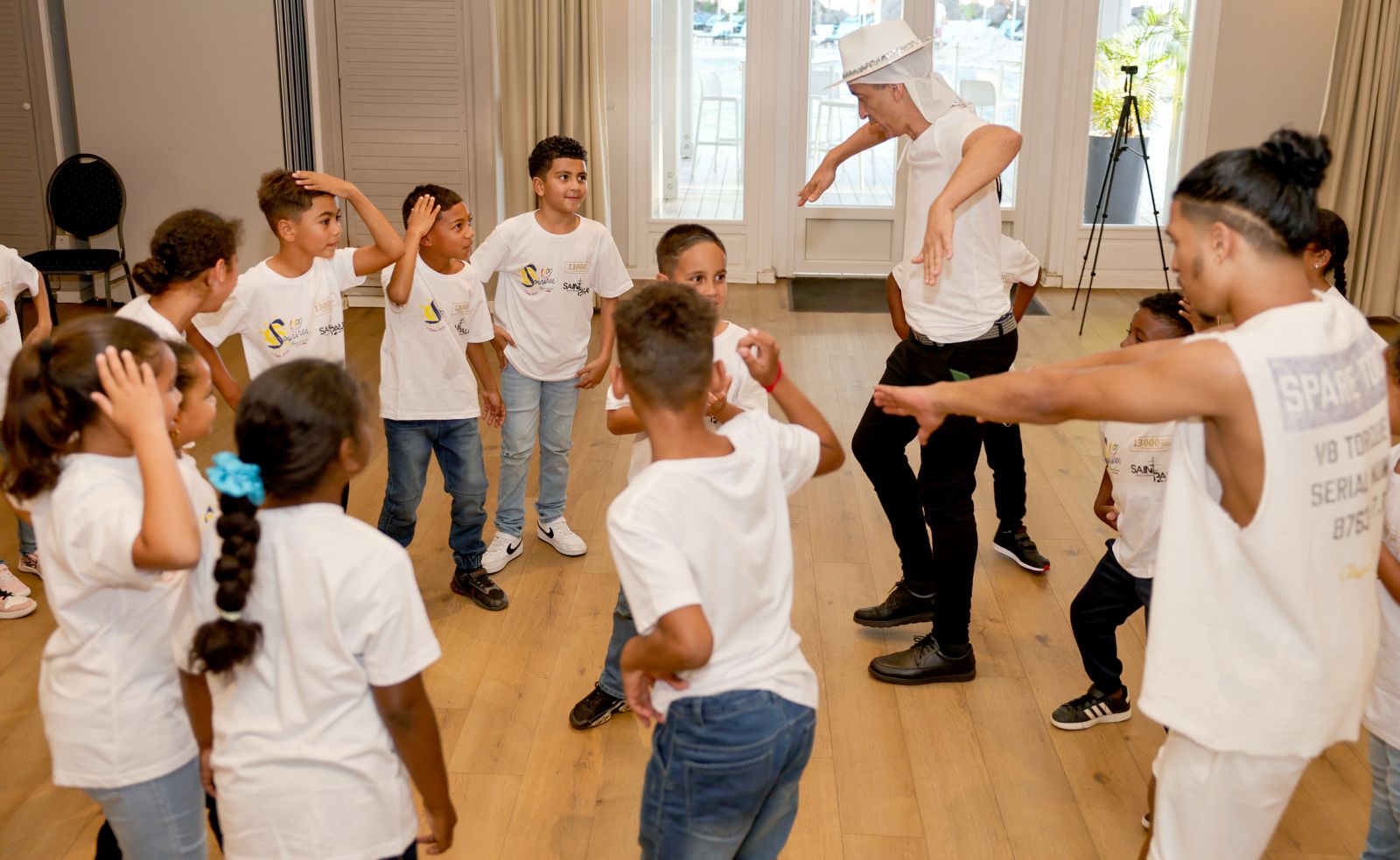 <center>Magie et danse au LUX Saint-Gilles* <br>Vadrame Clair, Julinho et François Dal’s enchantent <br>les marmailles de 1000 Sourires