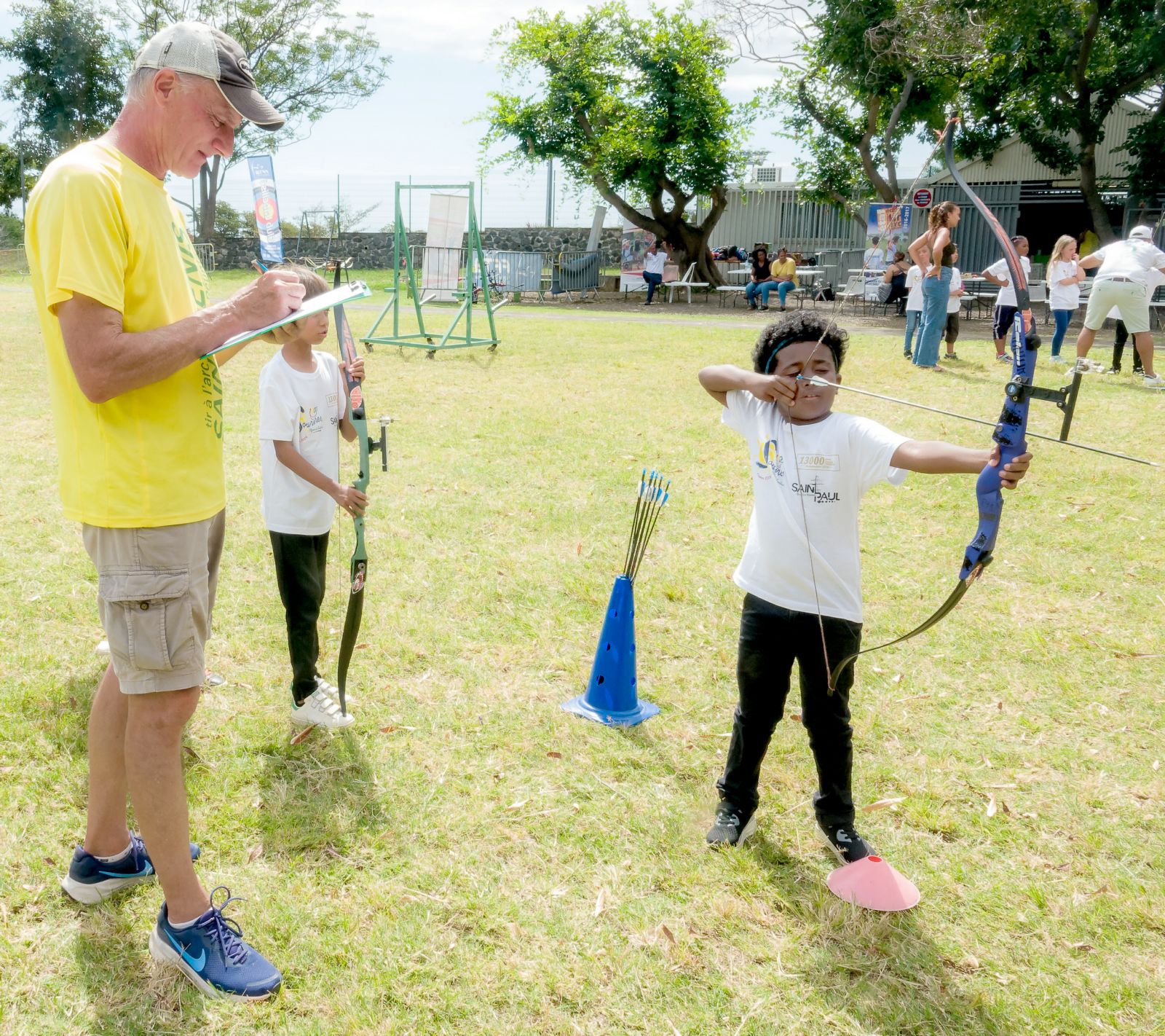 <center>Tir à l’arc : immersion au Club des Archers de Saint-Denis pour les marmailles de 1000 Sourires <center>Tir à l’arc : immersion au Club des Archers de Saint-Denis pour les marmailles de 1000 Sourires