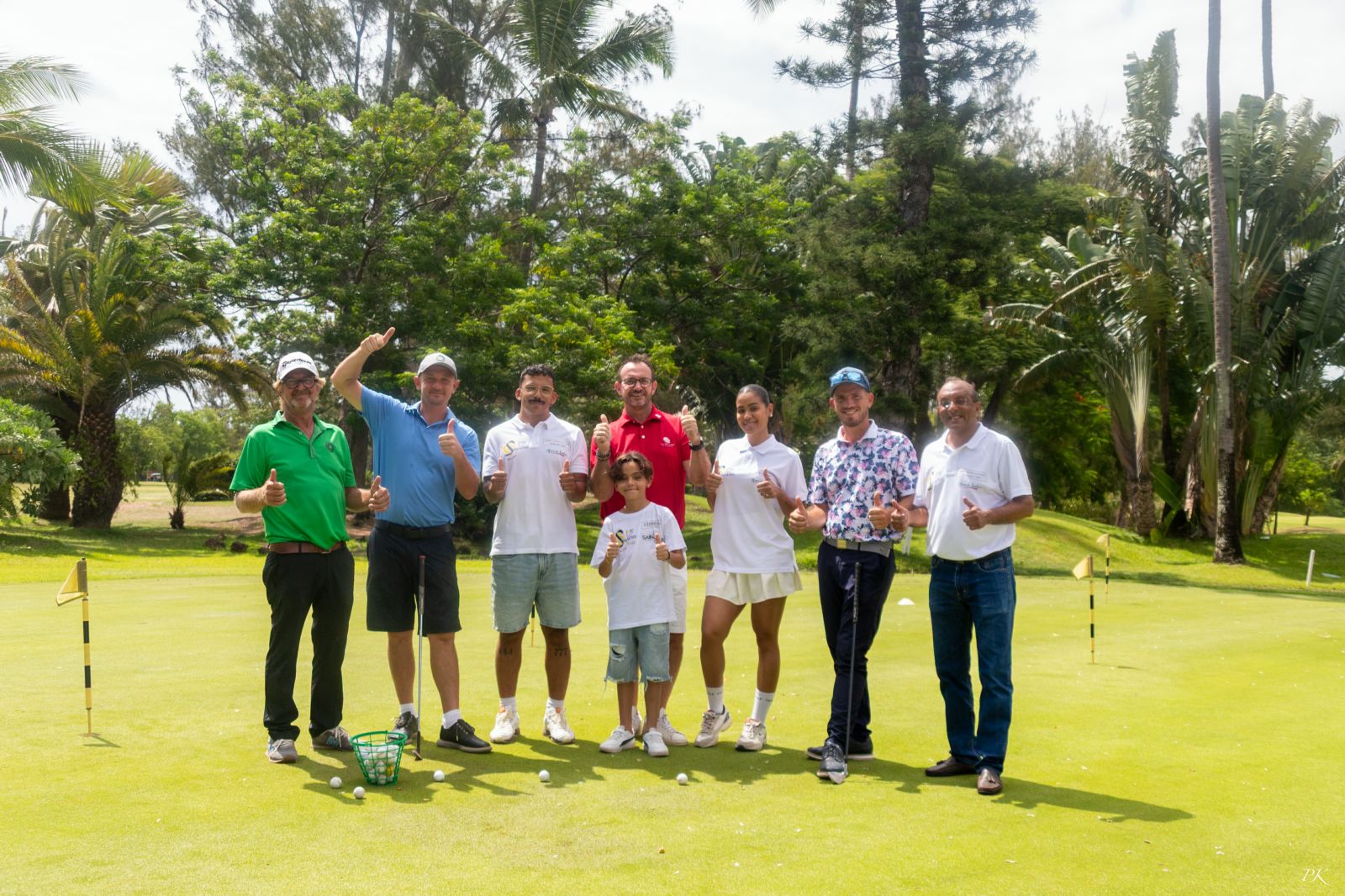1000 Sourires offre un beau cadeau de Noël <br> aux enfants :  une initiation au golf avec <br>Moustache Kréol, Adriana Ftn et Taëron
