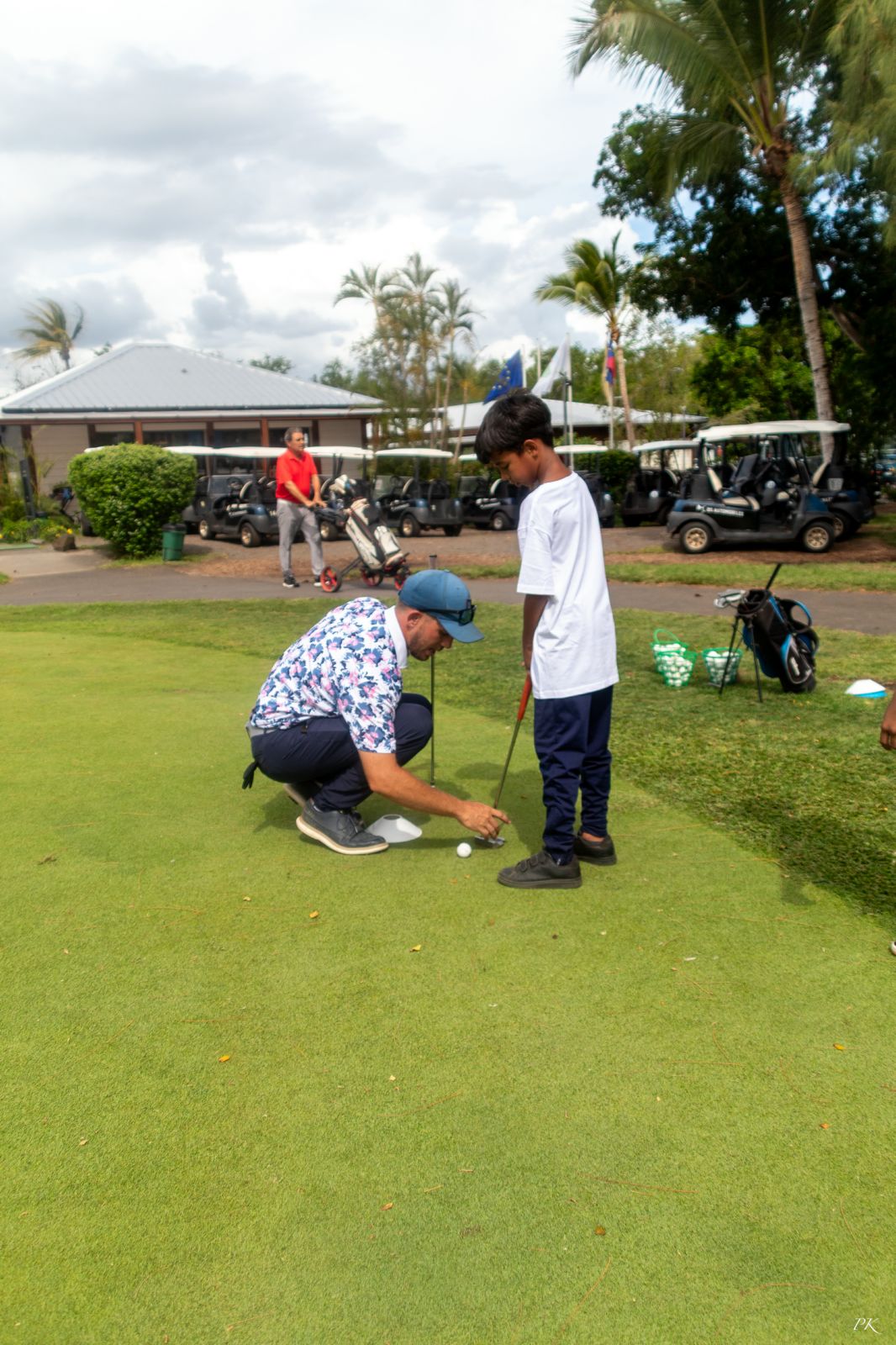 1000 Sourires offre un beau cadeau de Noël <br> aux enfants :  une initiation au golf avec <br>Moustache Kréol, Adriana Ftn et Taëron