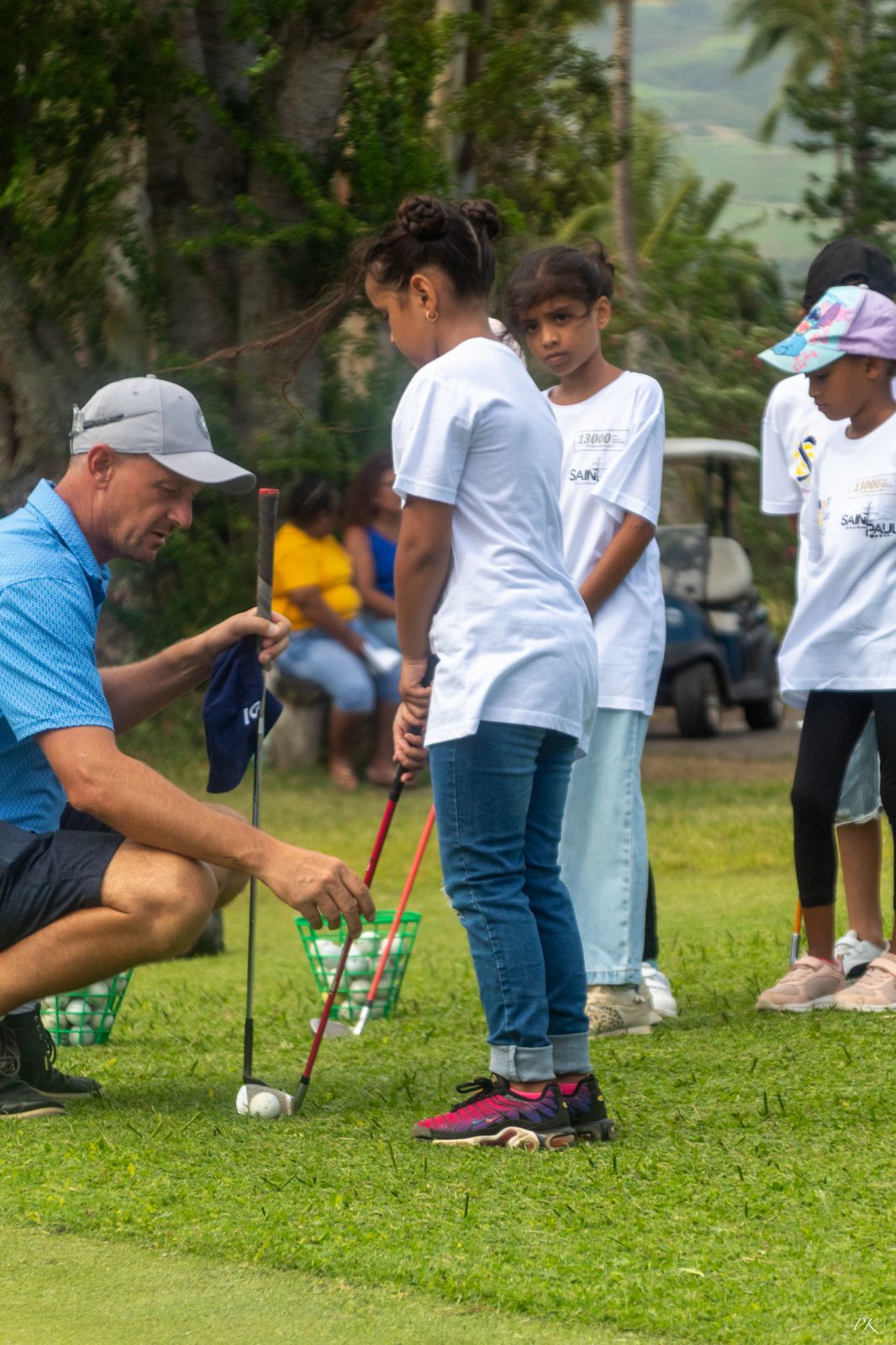 1000 Sourires offre un beau cadeau de Noël <br> aux enfants :  une initiation au golf avec <br>Moustache Kréol, Adriana Ftn et Taëron