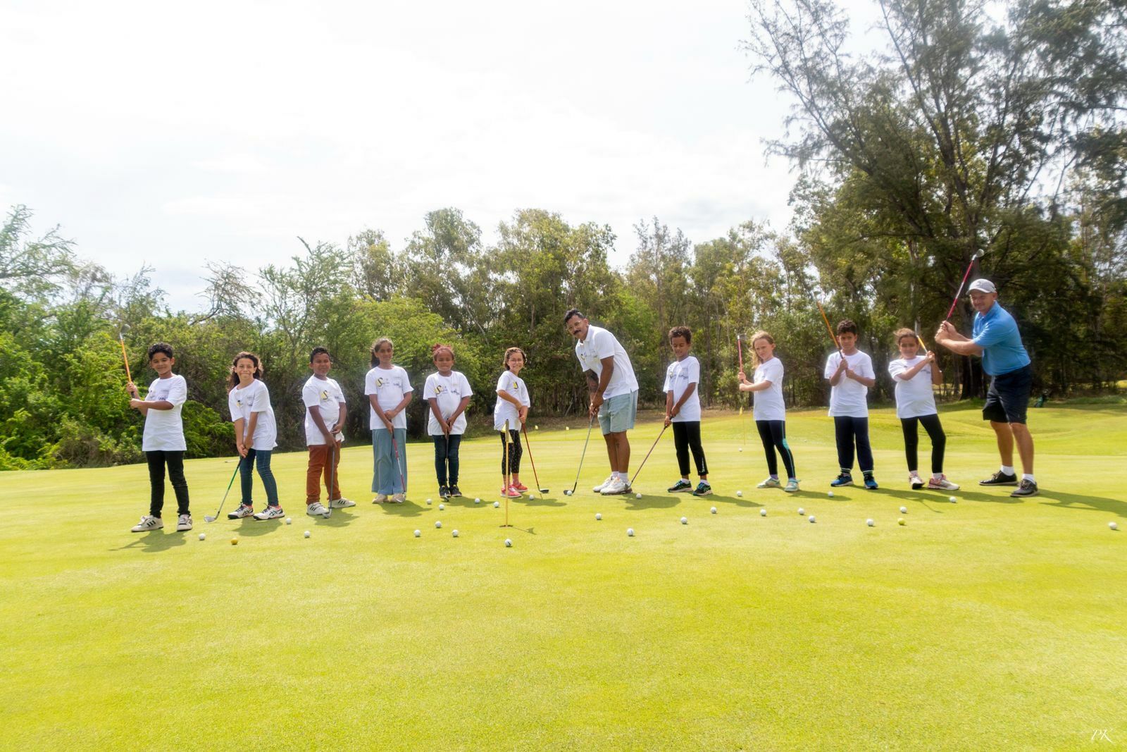 1000 Sourires offre un beau cadeau de Noël <br> aux enfants :  une initiation au golf avec <br>Moustache Kréol, Adriana Ftn et Taëron