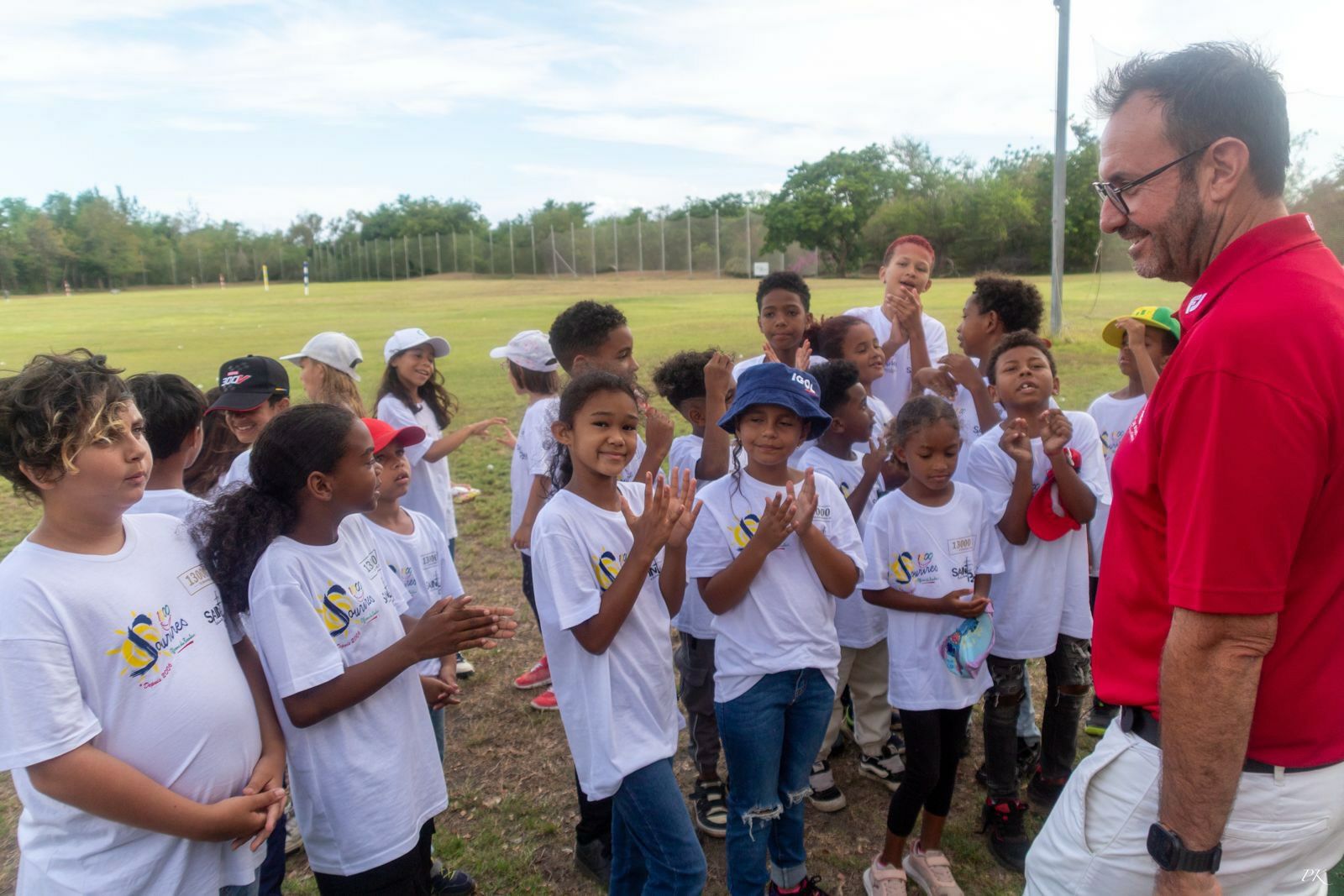 1000 Sourires offre un beau cadeau de Noël <br> aux enfants :  une initiation au golf avec <br>Moustache Kréol, Adriana Ftn et Taëron