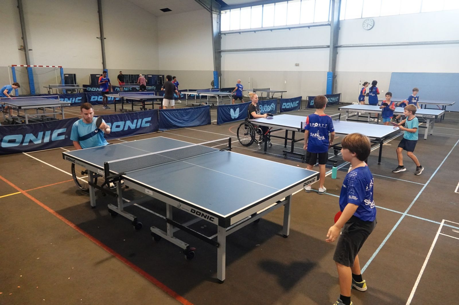 <center>Para tennis de table :  Florian Merrien et <br>Flora Vautier avec les pongistes du SPORTT de Saint-Paul