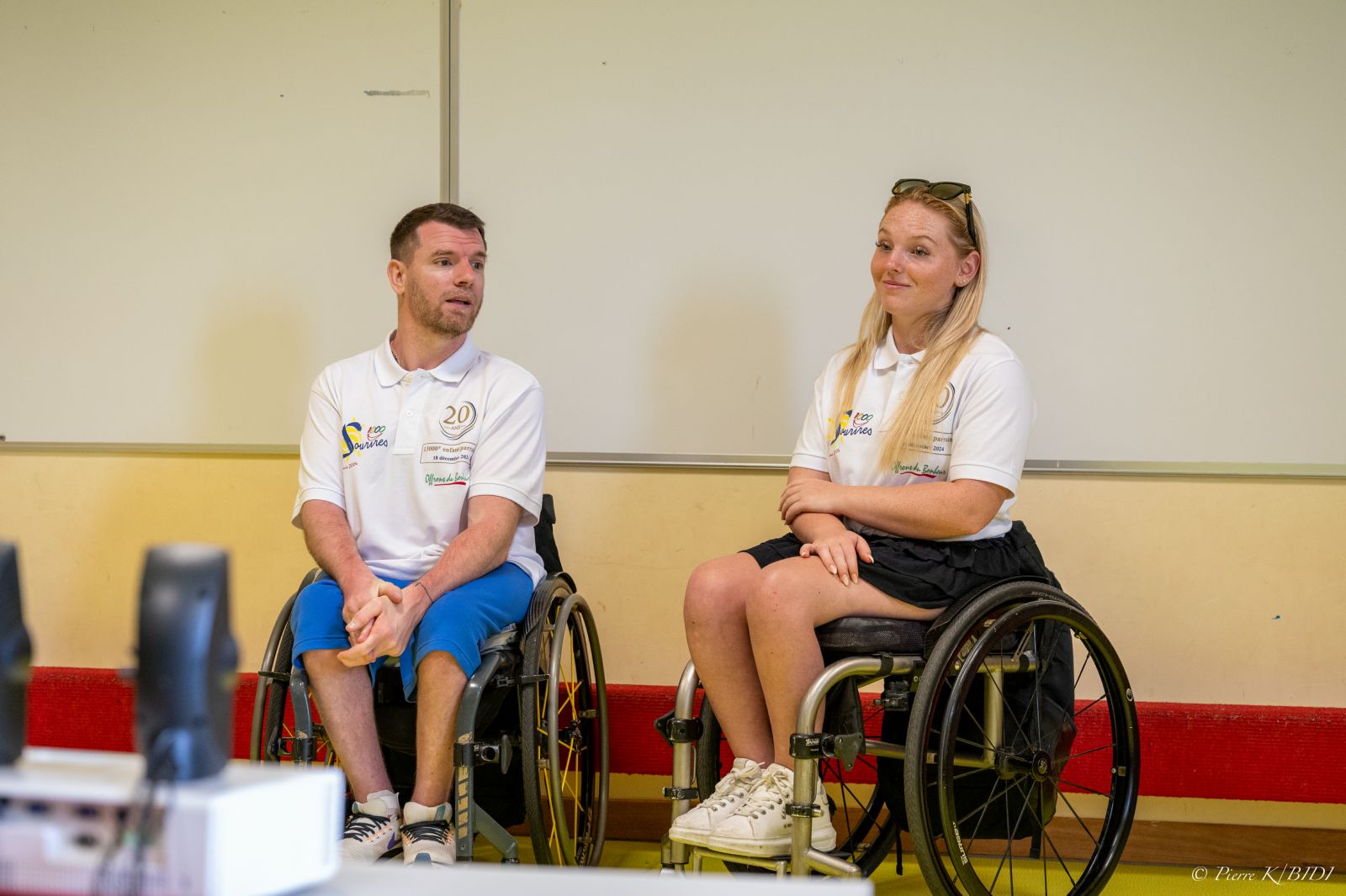 <br>1000 Sourires offre une rencontre exceptionnelle entre des élèves de Saint-Paul et deux médaillés paralympiques, Florian Merrien et Flora Vautier en tennis de table