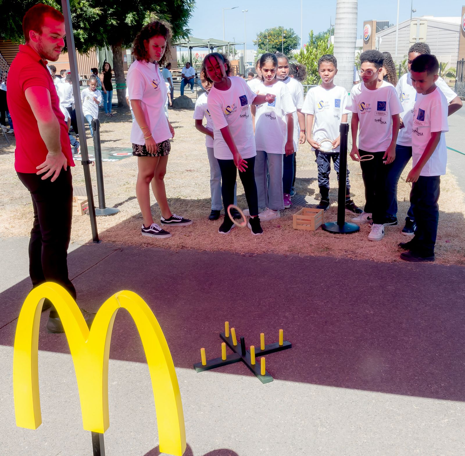 <center>Happy 20ème Anniversaire de 1000 Sourires au McDonald’s de Saint-Louis : les enfants participent à une kermesse avec les créateurs de contenus <br>Ton Cousin Kébèèèh et Bouuhyachaka
