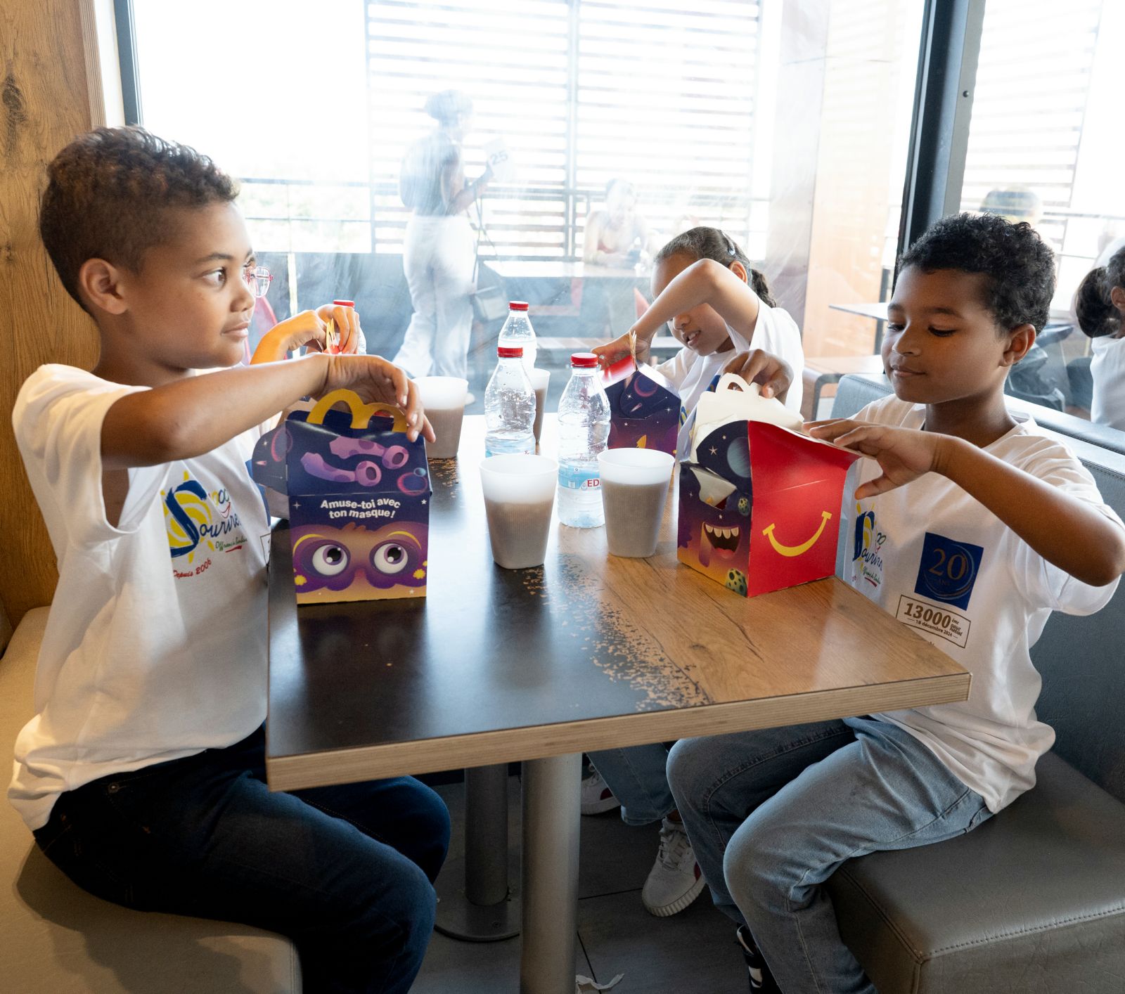 <center>Happy 20ème Anniversaire de 1000 Sourires au McDonald’s de Saint-Louis : les enfants participent à une kermesse avec les créateurs de contenus <br>Ton Cousin Kébèèèh et Bouuhyachaka