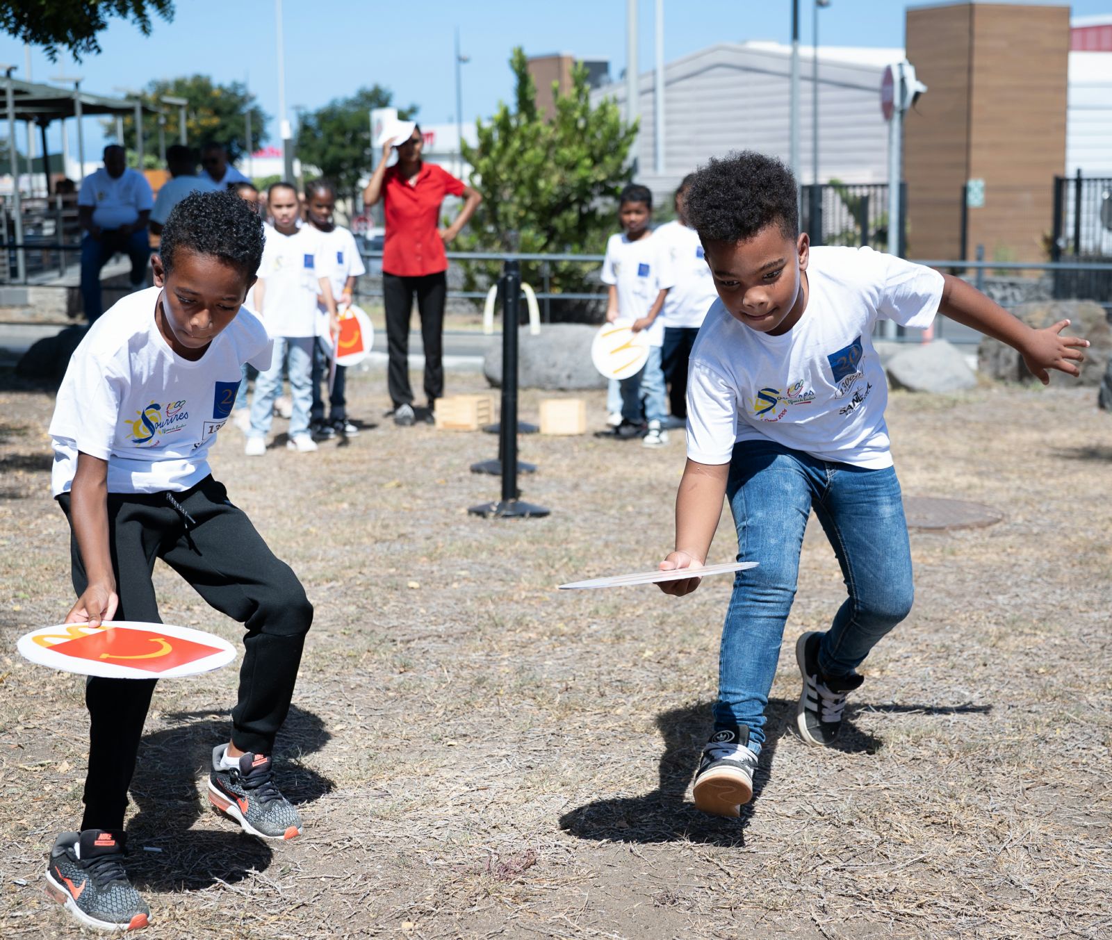 <center>Happy 20ème Anniversaire de 1000 Sourires au McDonald’s de Saint-Louis : les enfants participent à une kermesse avec les créateurs de contenus <br>Ton Cousin Kébèèèh et Bouuhyachaka