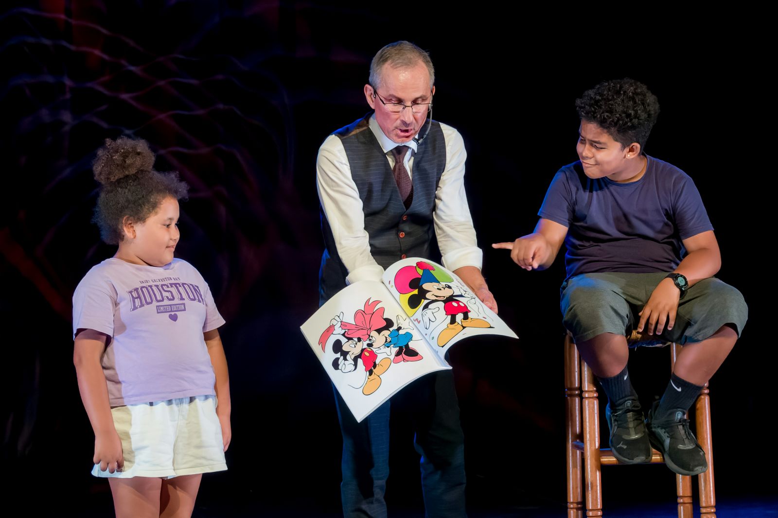 <center>Les 250 marmailles de 1000 Sourires prennent plein les yeux au spectacle de magie de <br>Stéphane Guekko au au Théâtre des Sables