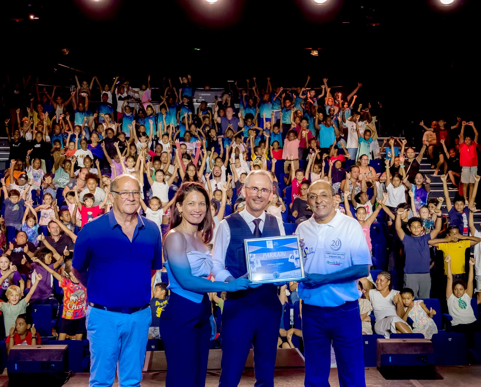 <center>Les 250 marmailles de 1000 Sourires prennent plein les yeux au spectacle de magie de <br>Stéphane Guekko au au Théâtre des Sables