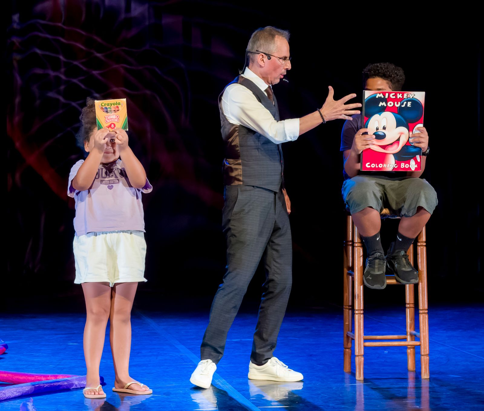 <center>Les 250 marmailles de 1000 Sourires prennent plein les yeux au spectacle de magie de <br>Stéphane Guekko au au Théâtre des Sables