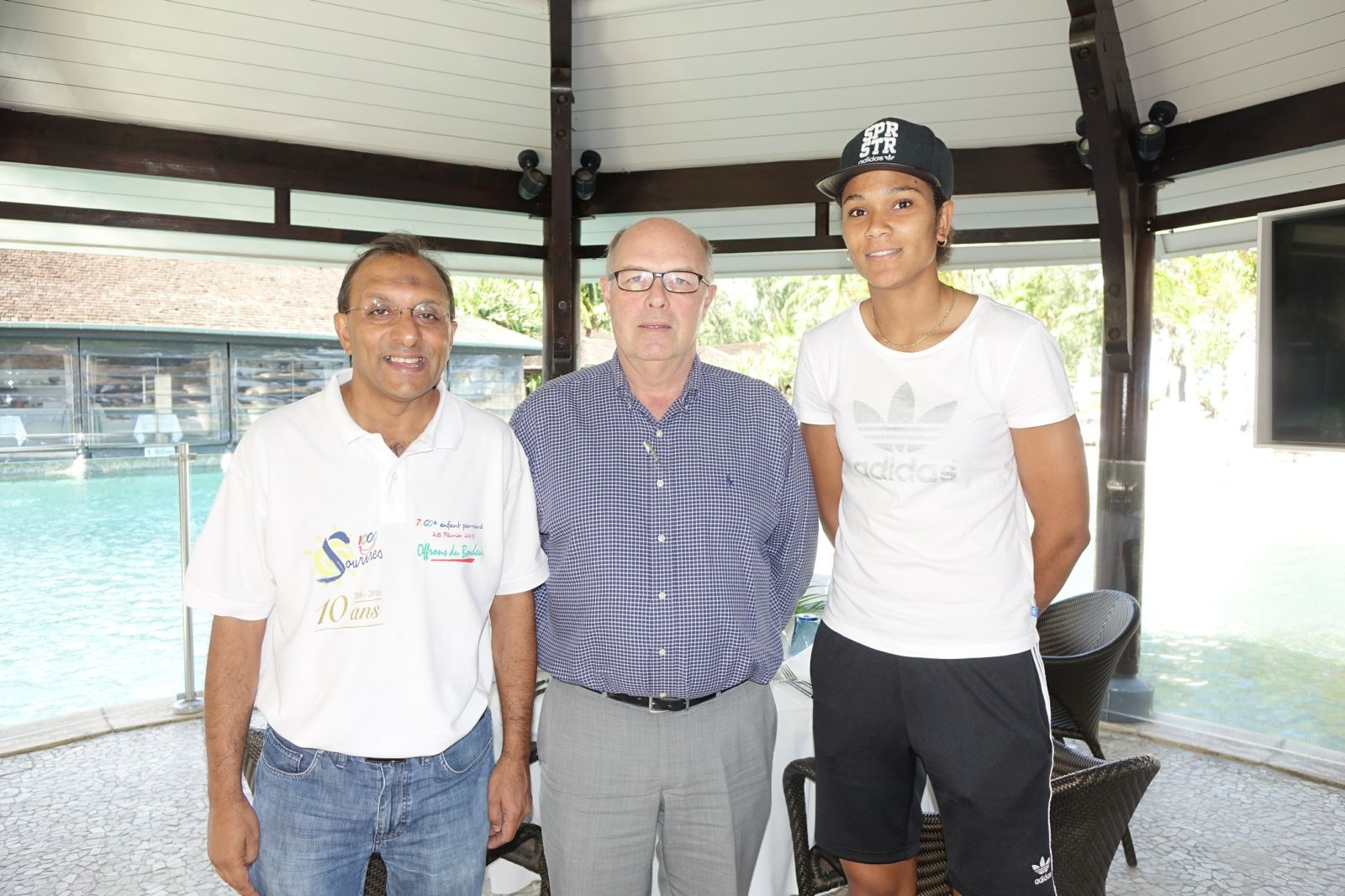 Monsieur Stéphane, Directeur Général Lux * Saint-Gilles, entouré de Wendie Renard Capitaine OL et équipe de France Féminine de Football et d'Ibrahim Ingar, Président de l'Association 1000 Sourires