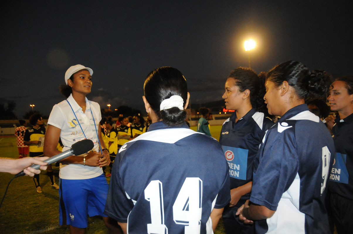 <center>Les saint-pauloises sous le charme <br> de Wendie Renard