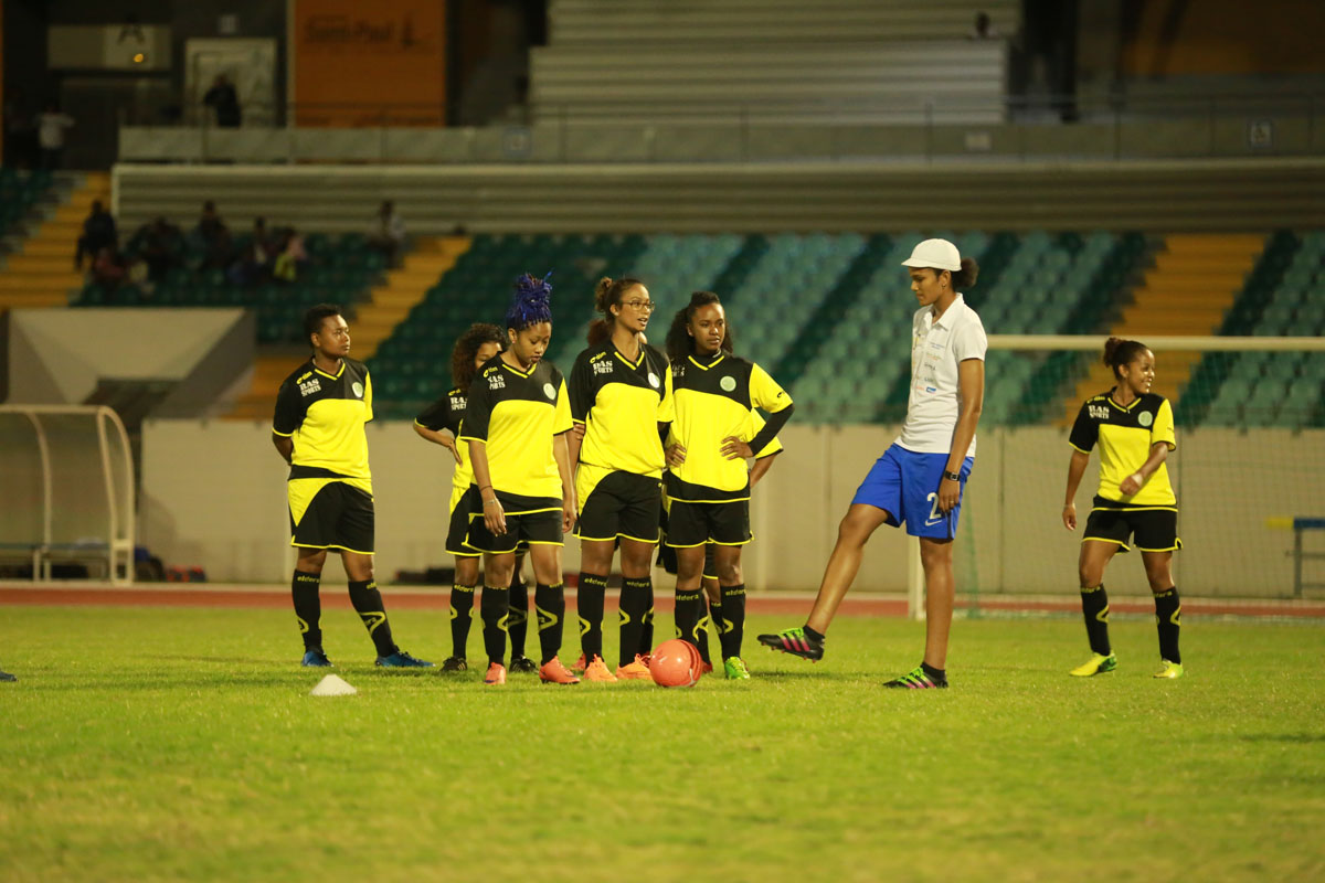 <center>Les saint-pauloises sous le charme <br> de Wendie Renard