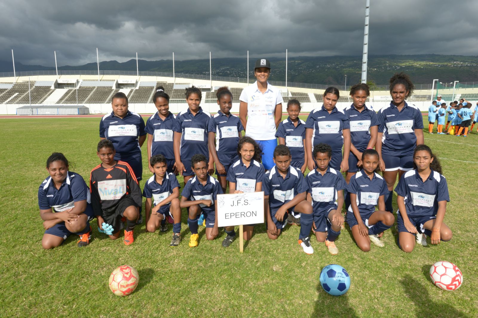 <center>Wendie Renard, Capitaine de l'OL et de l'équipe de France Féminine de Football <br>Marraine de "Foot en VIM" 2016