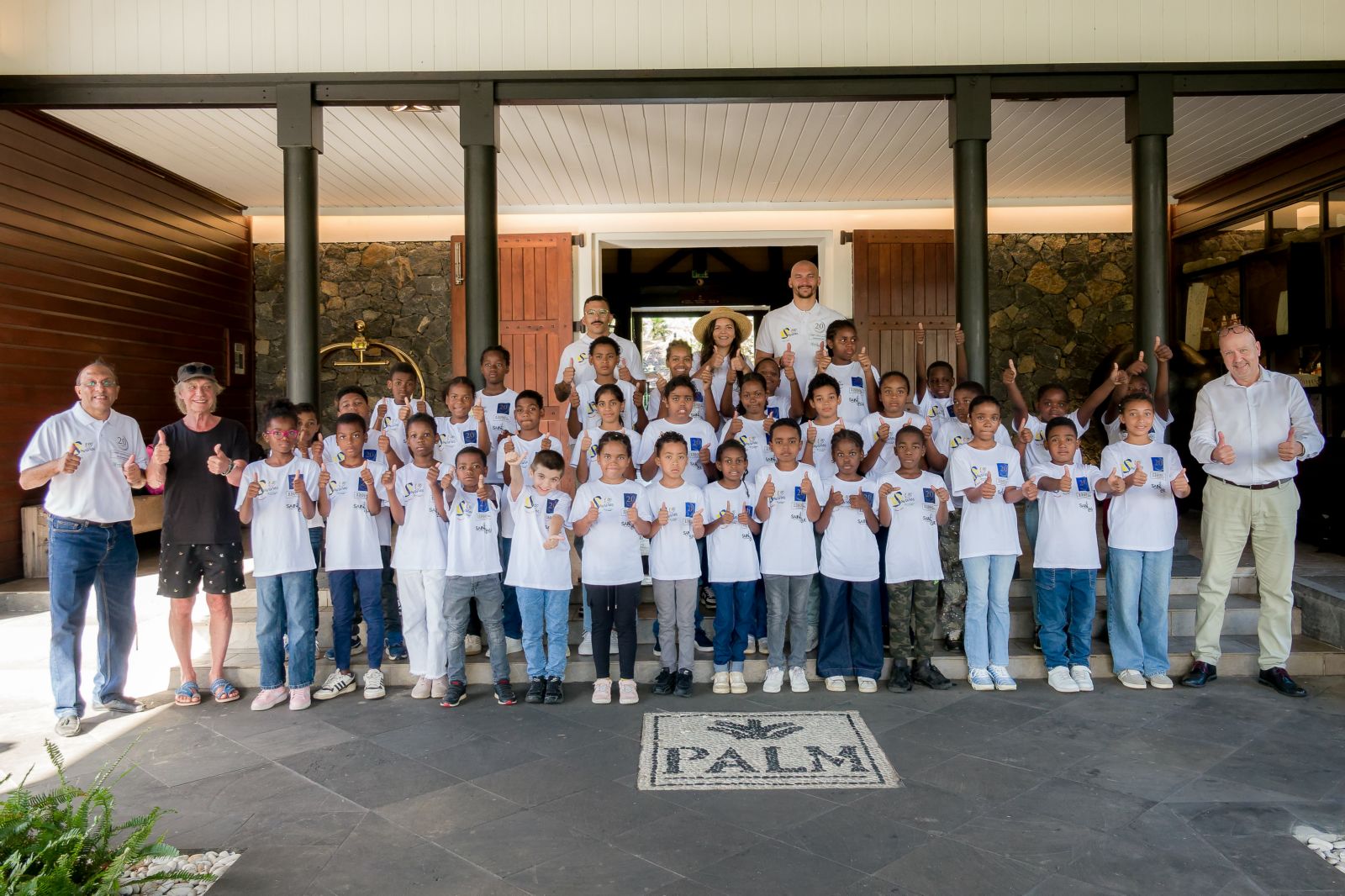  <center>Caméras, montages et fond vert : les marmailles de 1000 Sourires s'initient à la création de contenus au Palm Hôtel & Spa
