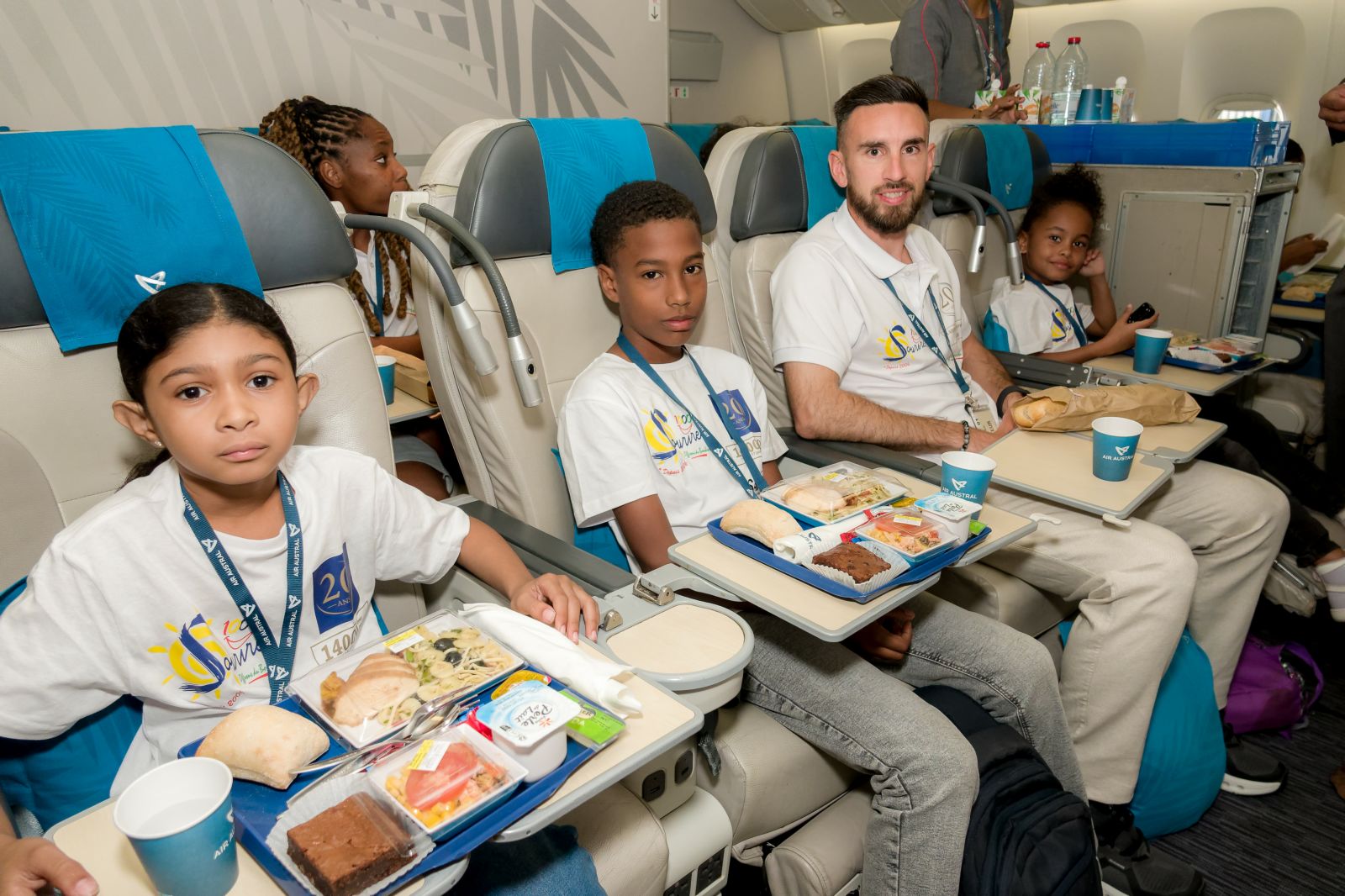 <center>20 ans de 1000 Sourires : Quand les stars du football et du web font rêver les marmailles à bord d’un avion Air Austral