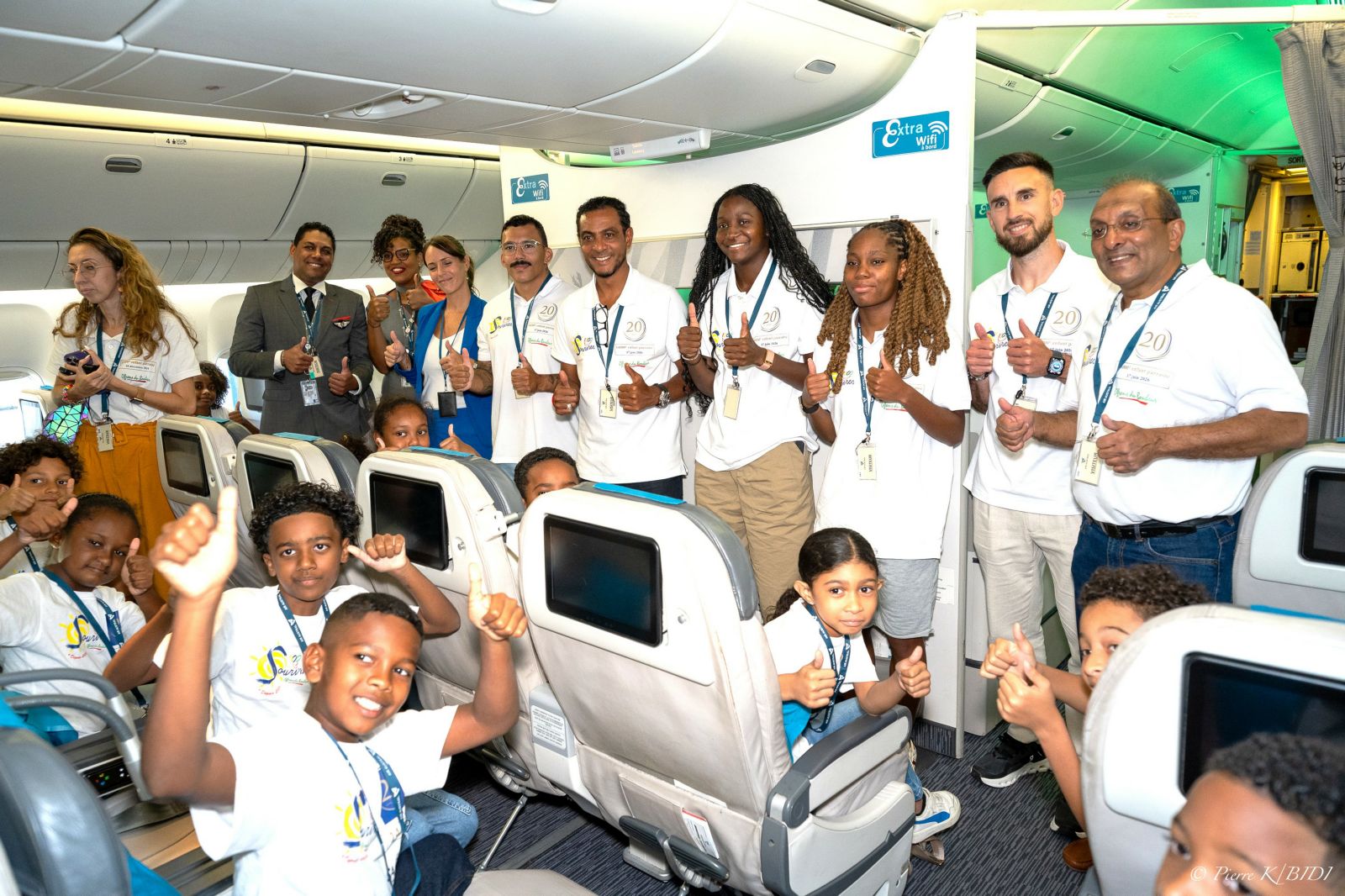 <center>20 ans de 1000 Sourires : Quand les stars du football et du web font rêver les marmailles à bord d’un avion Air Austral