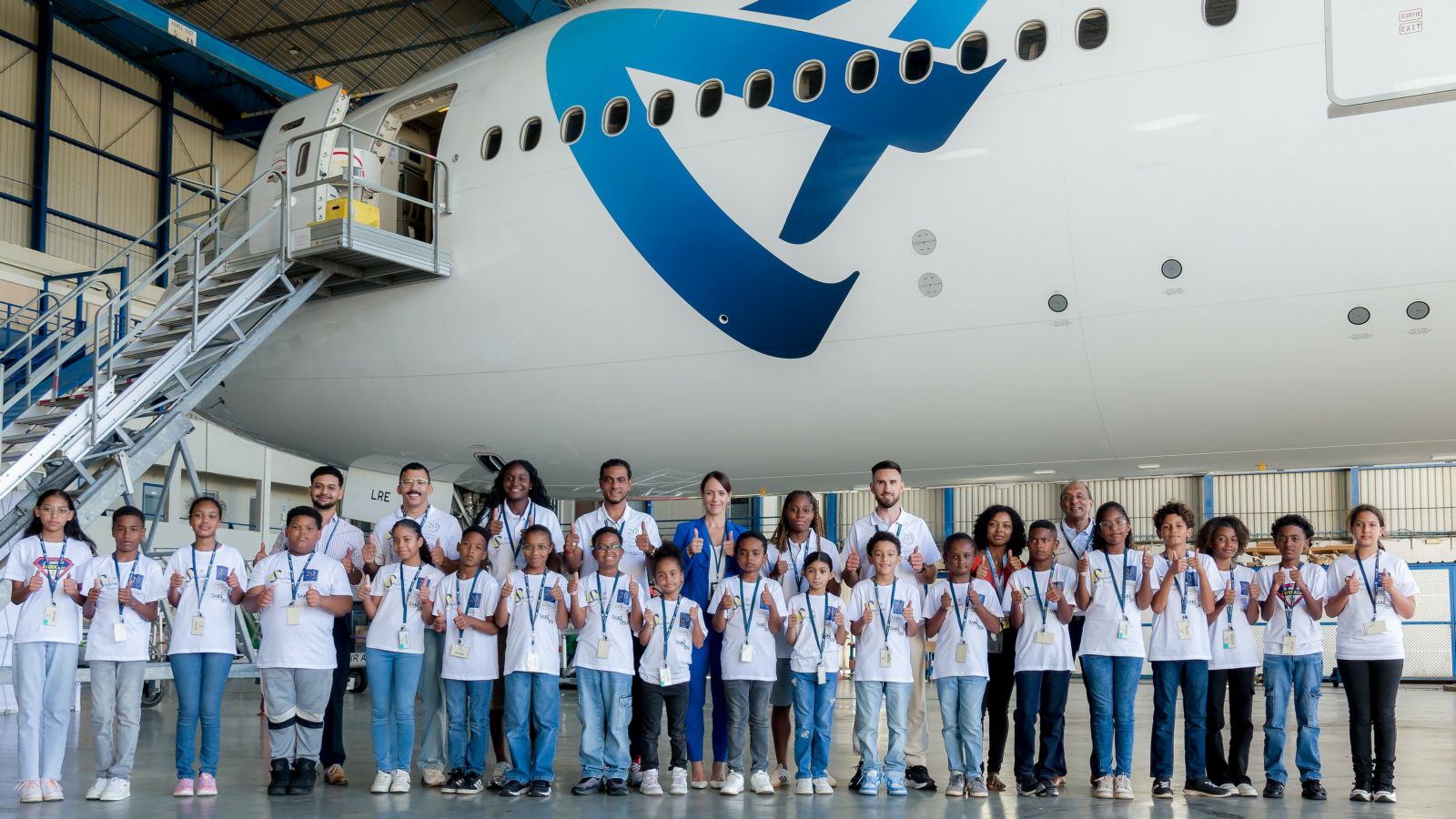  <center>20 ans de 1000 Sourires : Quand les stars du football et du web font rêver les marmailles à bord d’un avion Air Austral
