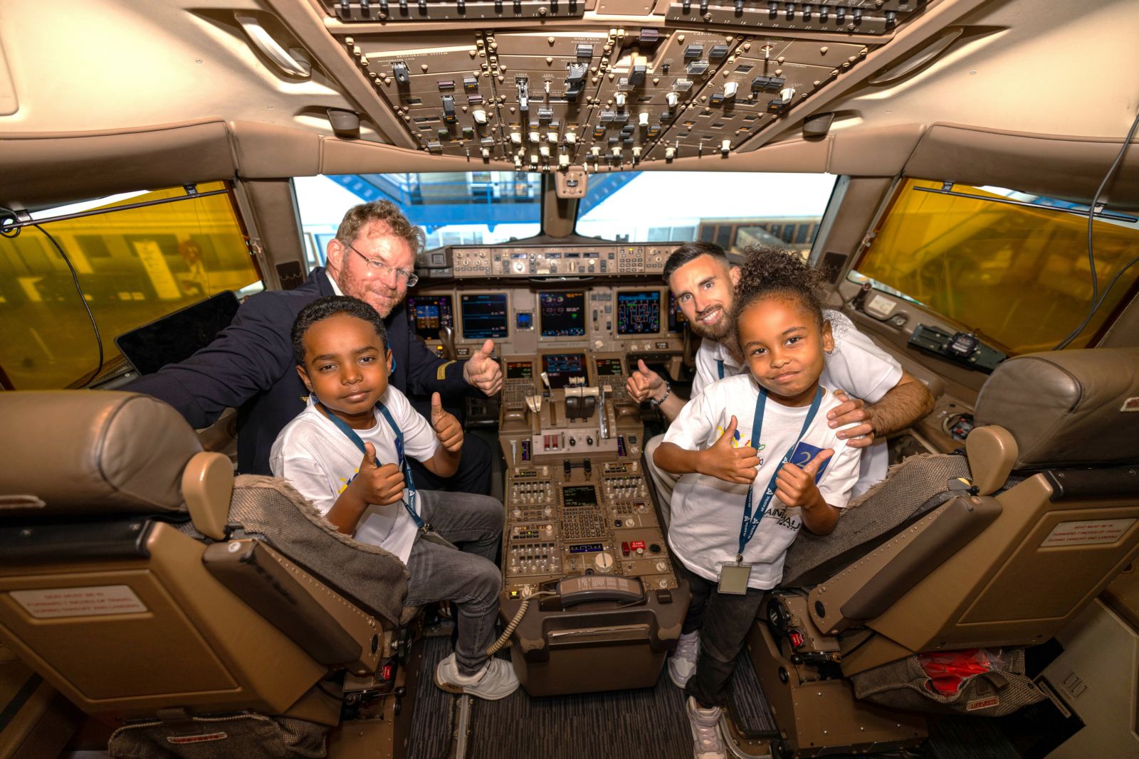  <center>20 ans de 1000 Sourires : Quand les stars du football et du web font rêver les marmailles à bord d’un avion Air Austral