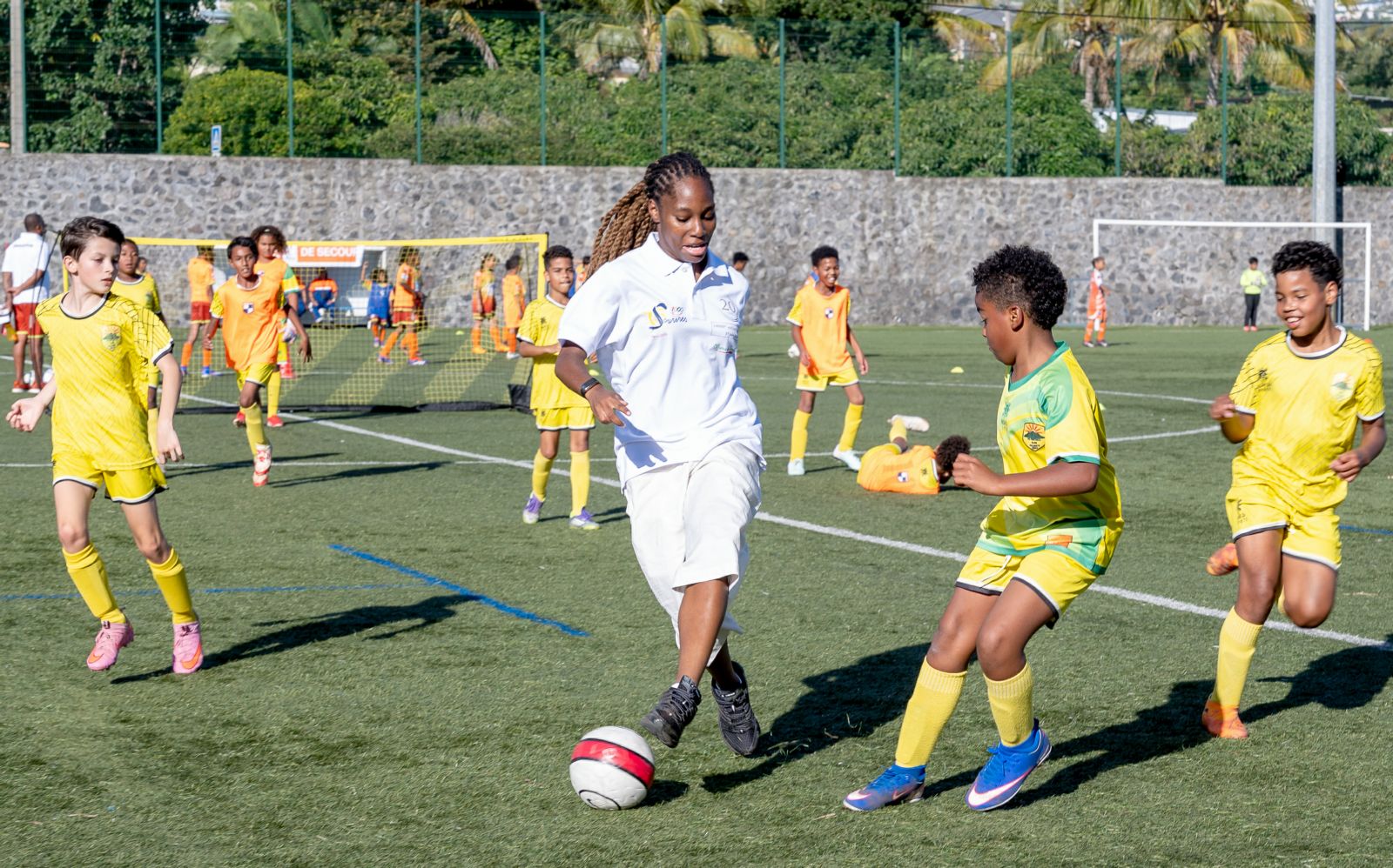  <center> Adrien Thomasson, Thiniba Samoura,Tara Elimbi Gilbert et Fabrice Abriel : quand les marmailles de 1000 Sourires rencontrent les héros du ballon rond 16ème édition de « Foot en VIM »